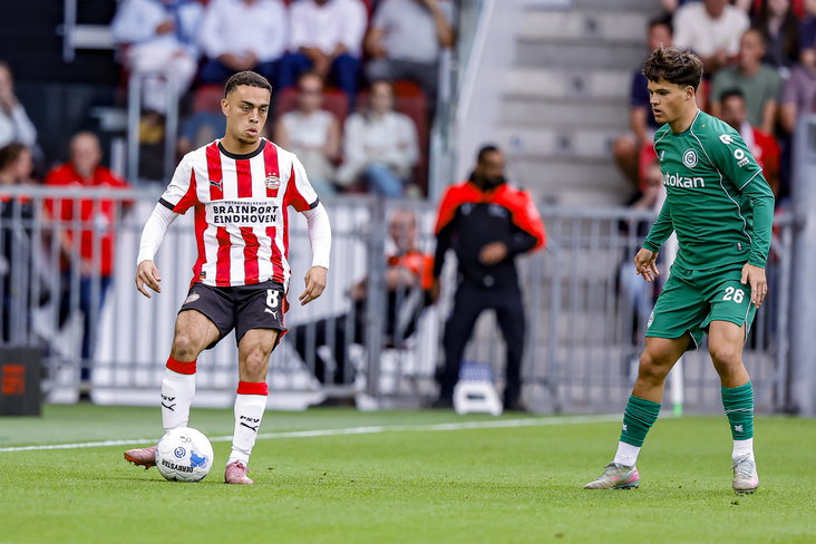 Sergino Dest aan de bal tegen FC Groningen