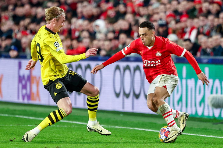 Sergiño Dest in duel met Julian Brandt