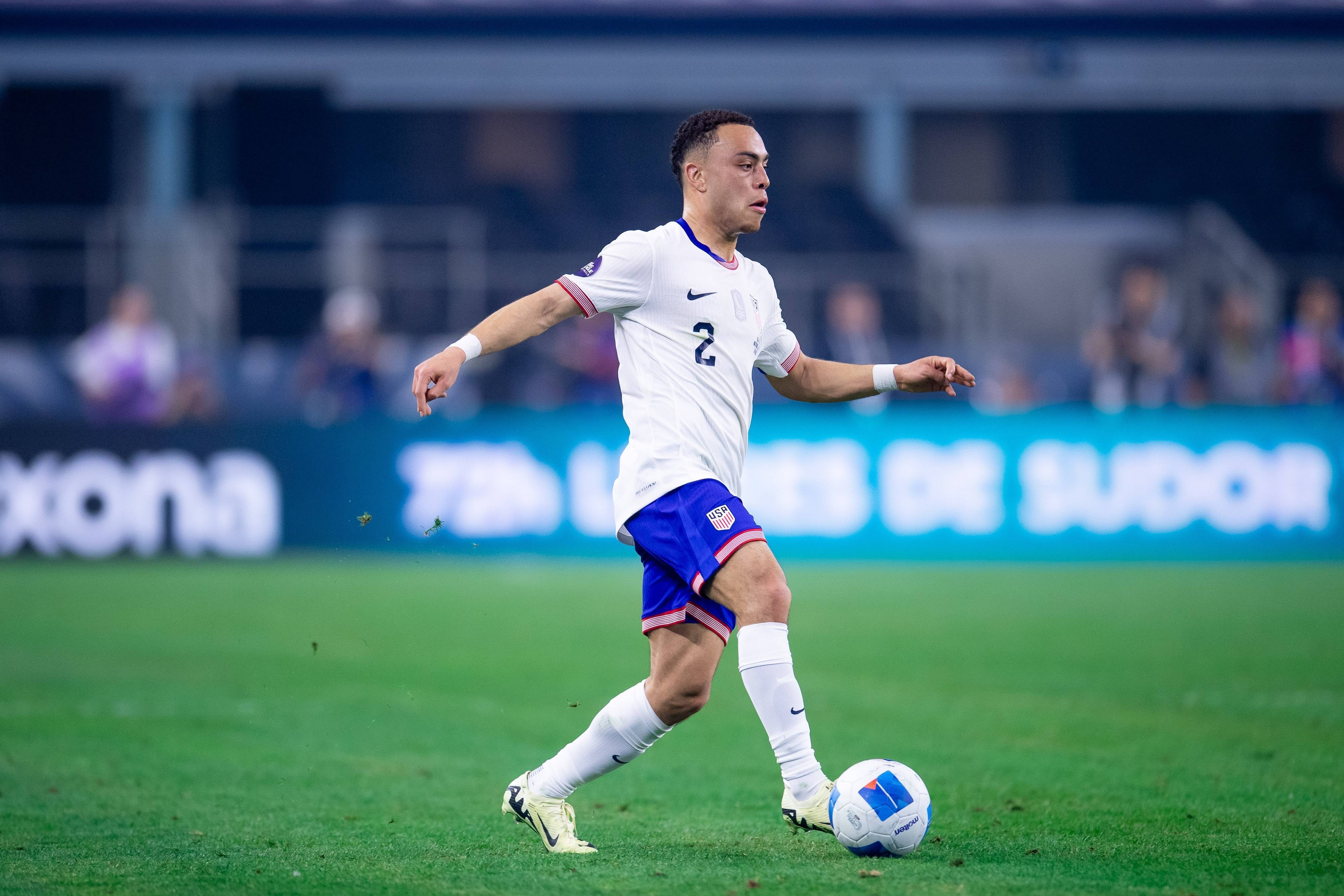 Sergino Dest met Team USA tegen Mexico