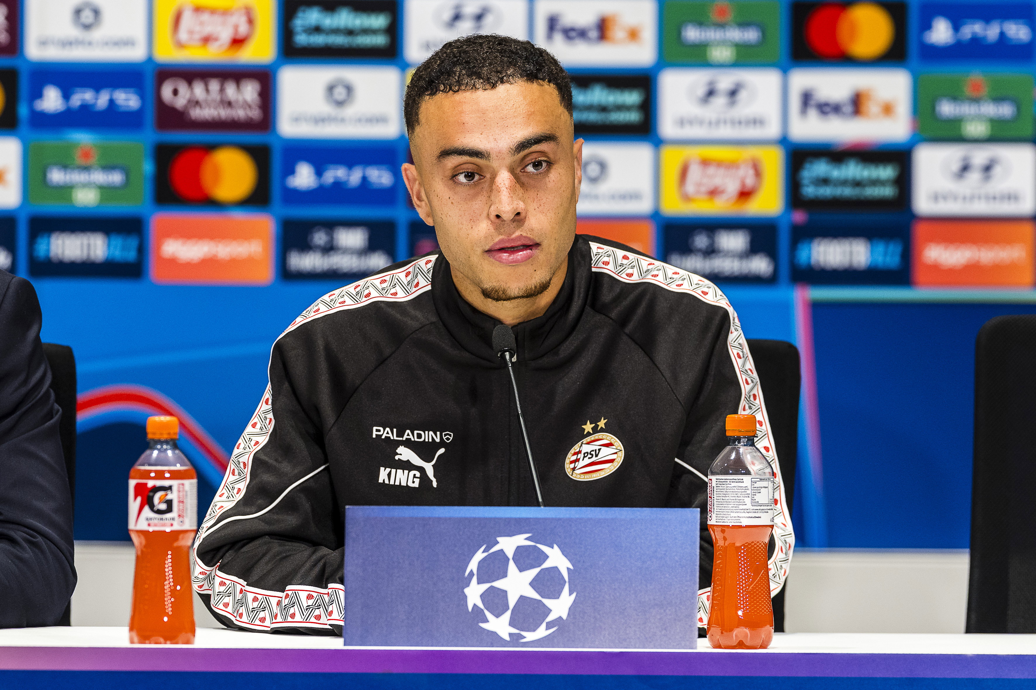 Sergino Dest op de persconferentie