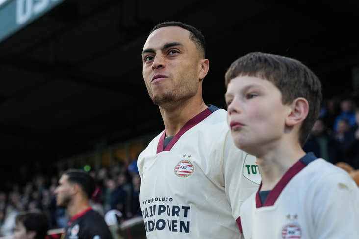 Sergiño Dest voor het duel tegen Excelsior