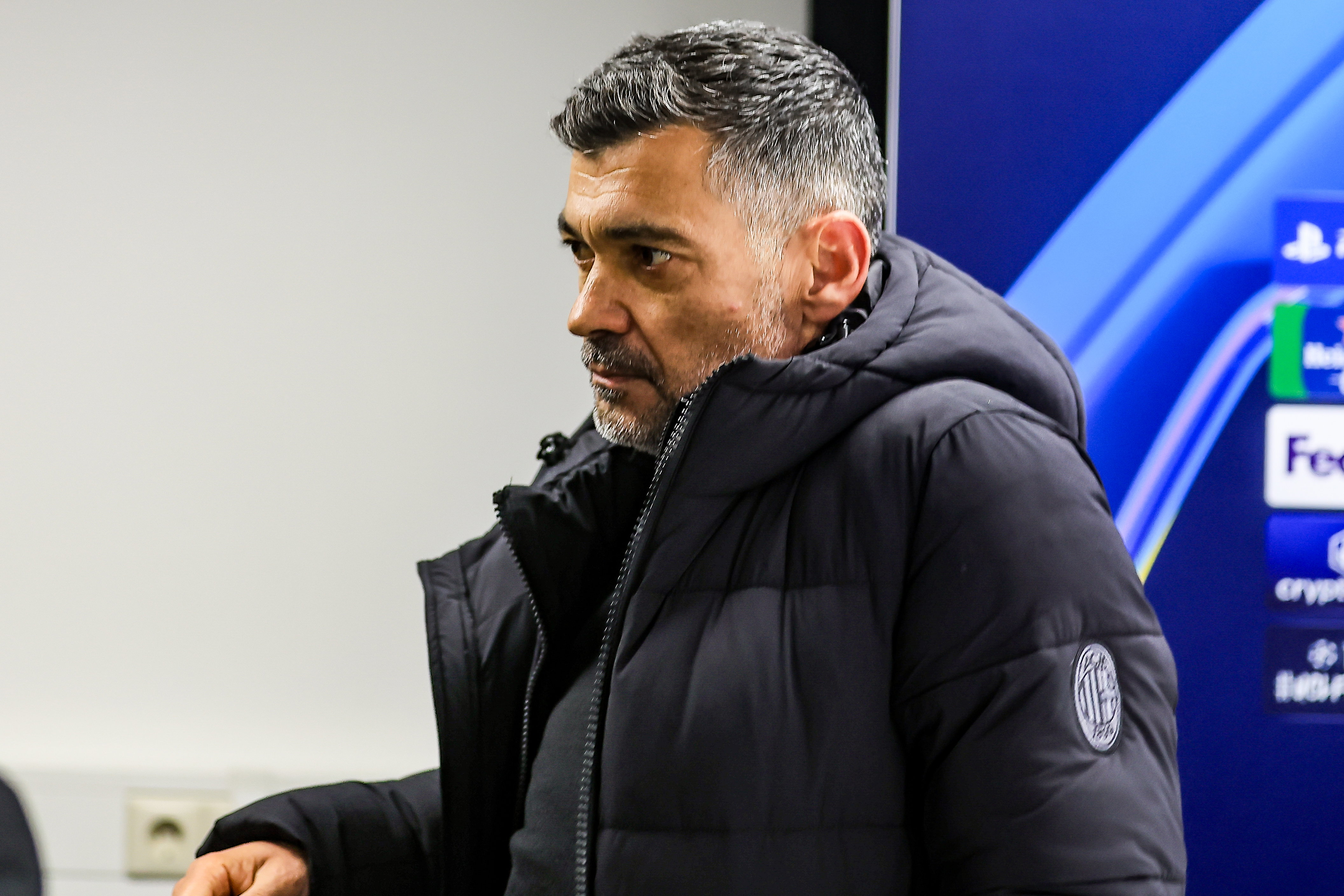 Sergio Conceicao loopt de perszaal uit