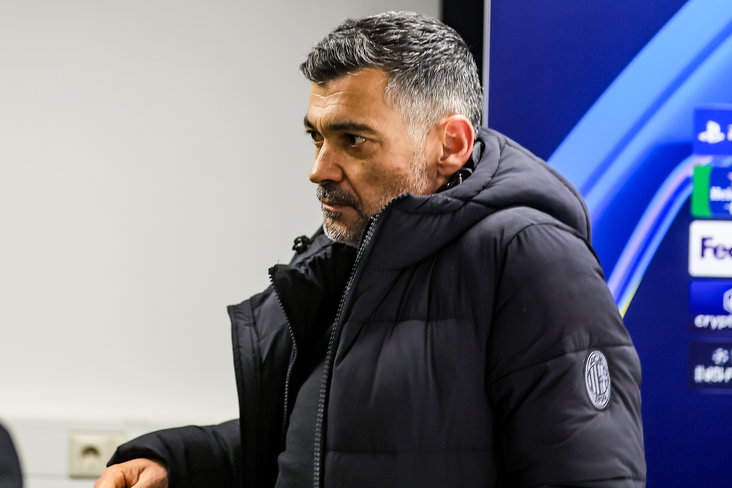 Sergio Conceicao loopt de perszaal uit