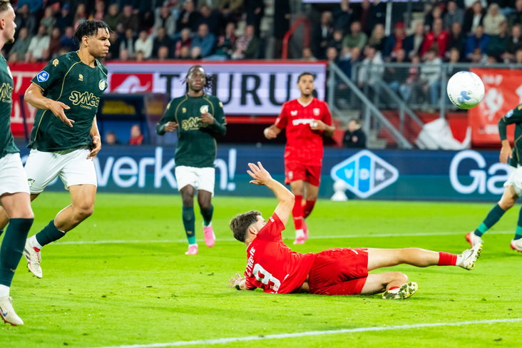 Shawn Adewoye haalt Ricky van Wolfswinkel neer