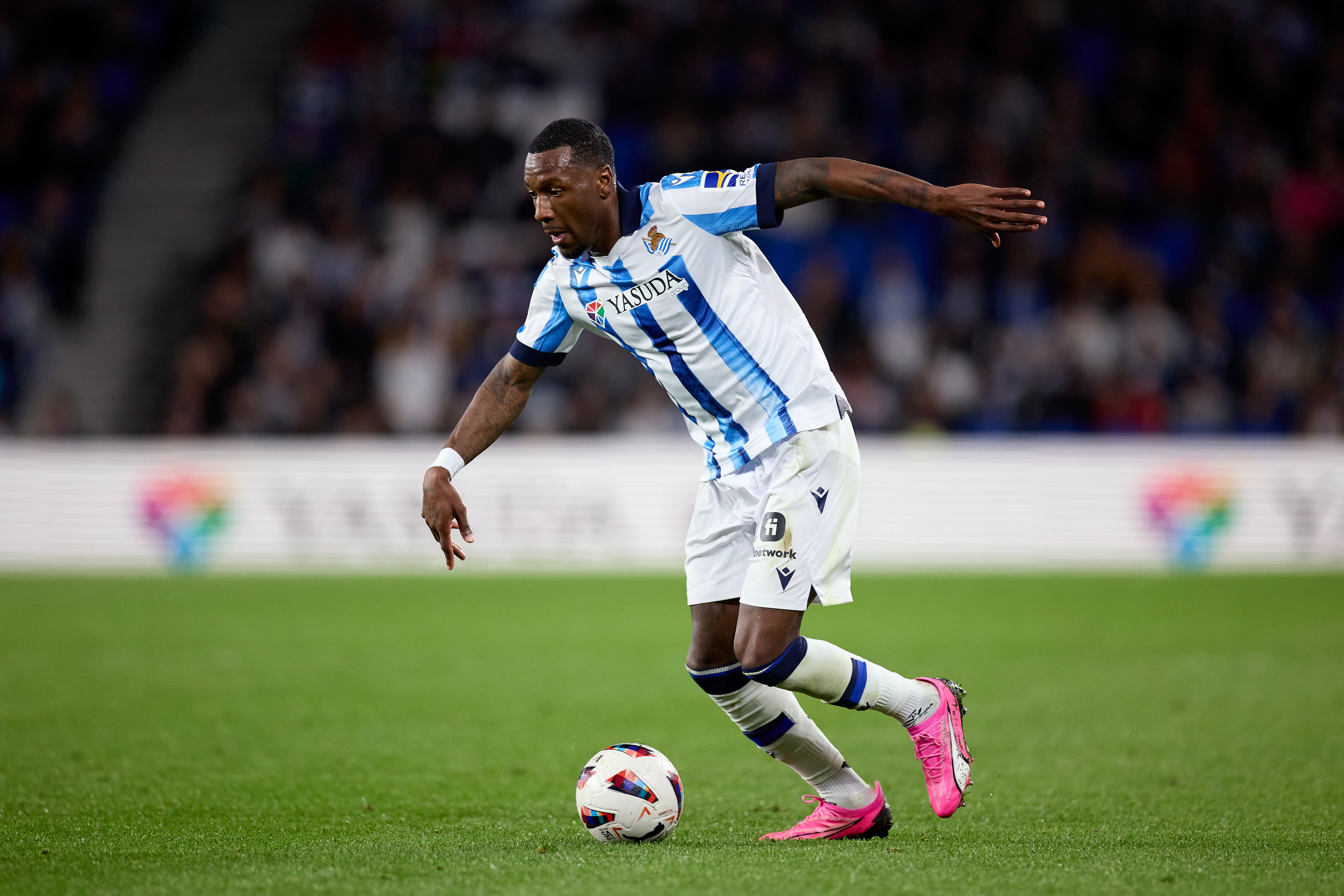 Sheraldo Becker in actie namens Real Sociedad