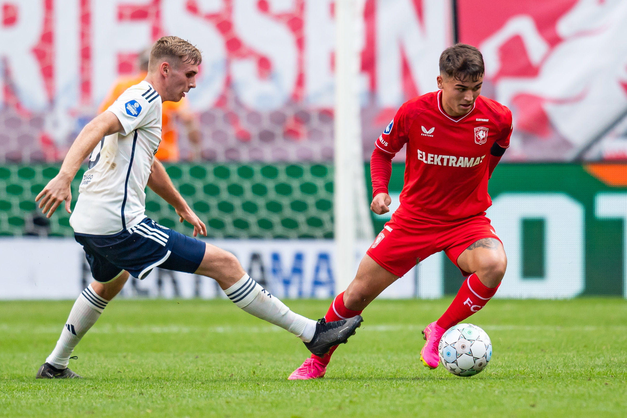 Sivert Mannsverk in duel met Manfred Ugalde