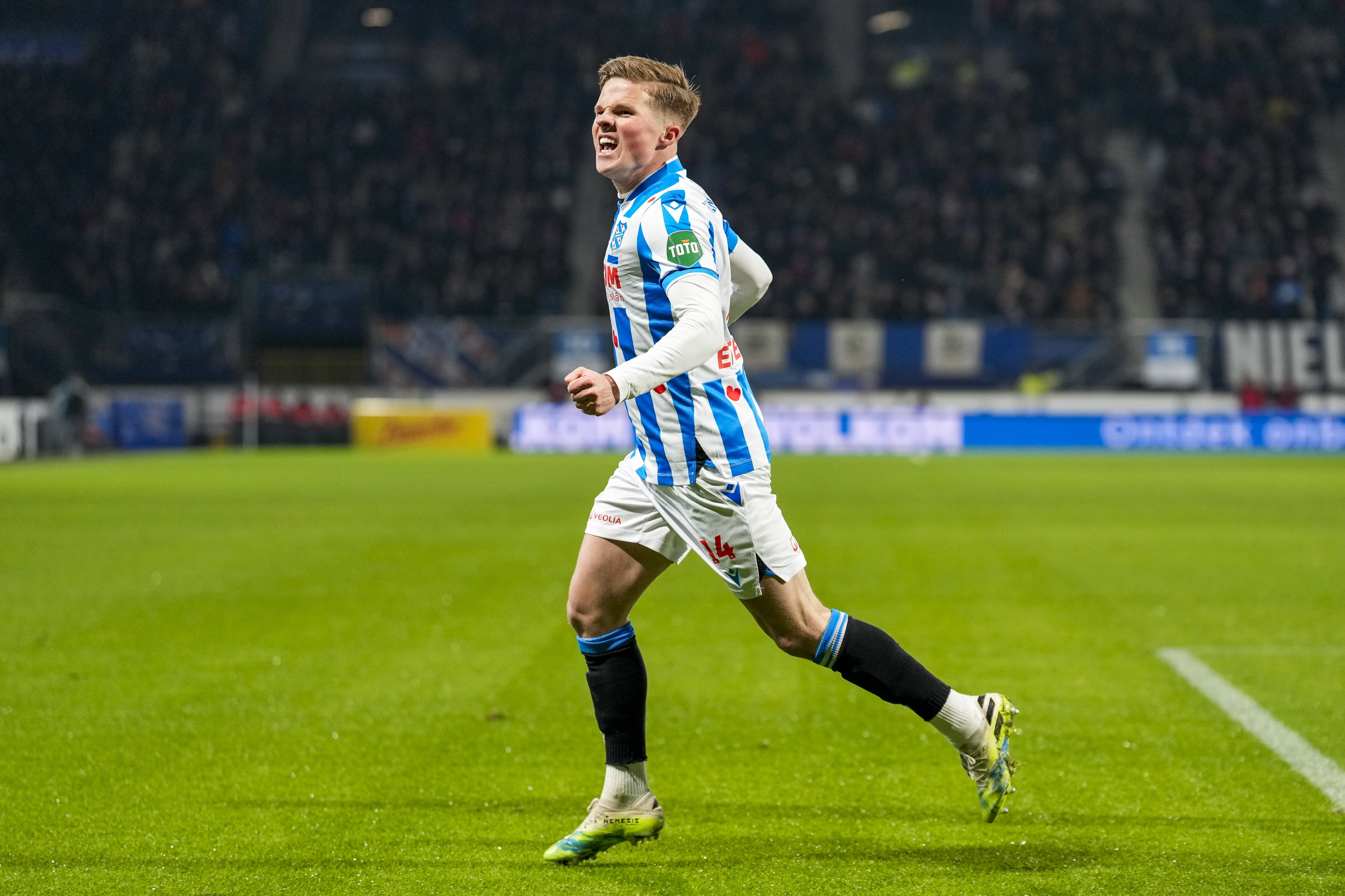 Smans juicht na zijn doelpunt tegen Fortuna Sittard