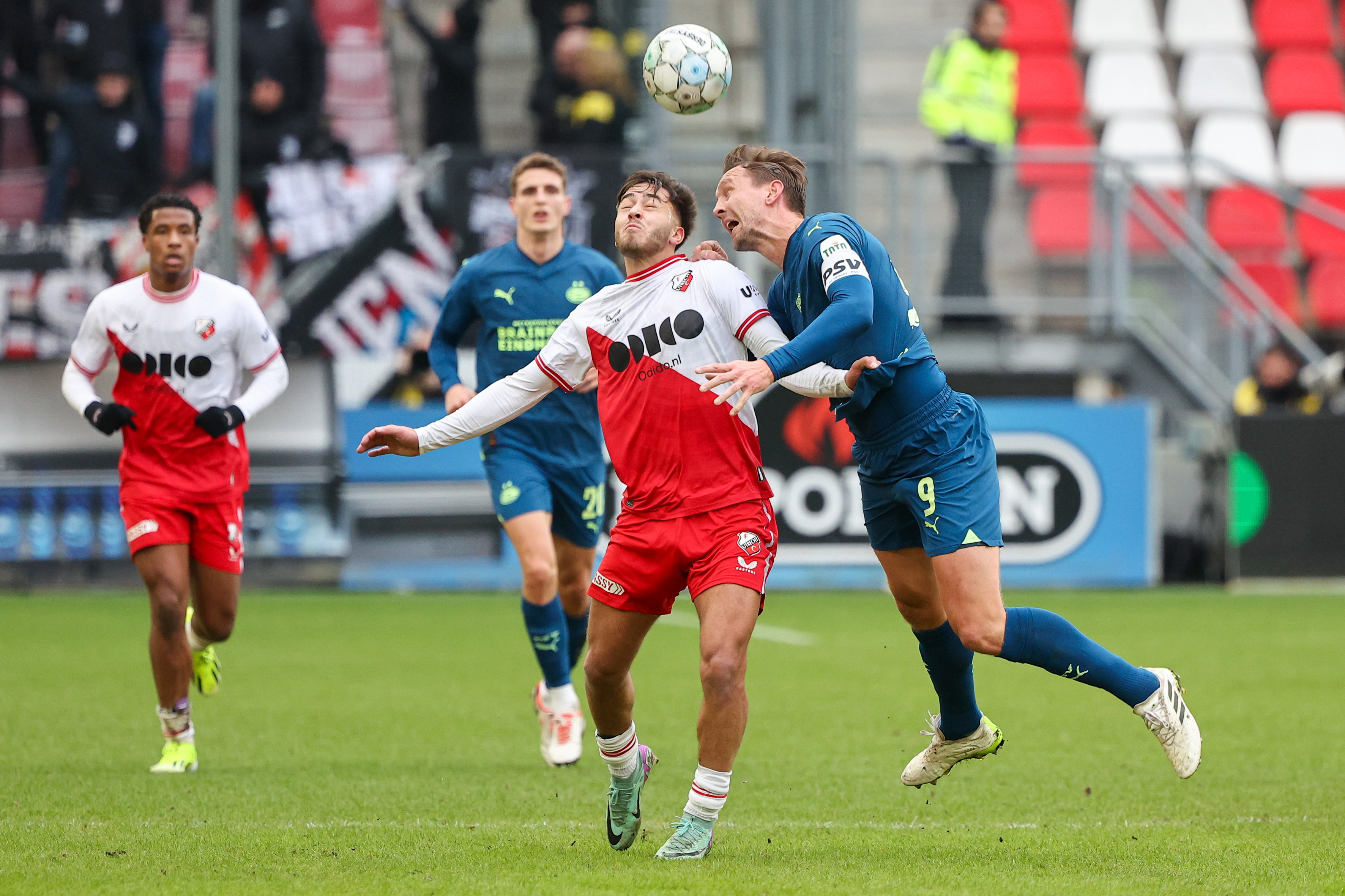 Souffian El Karouani in duel met Luuk de Jong