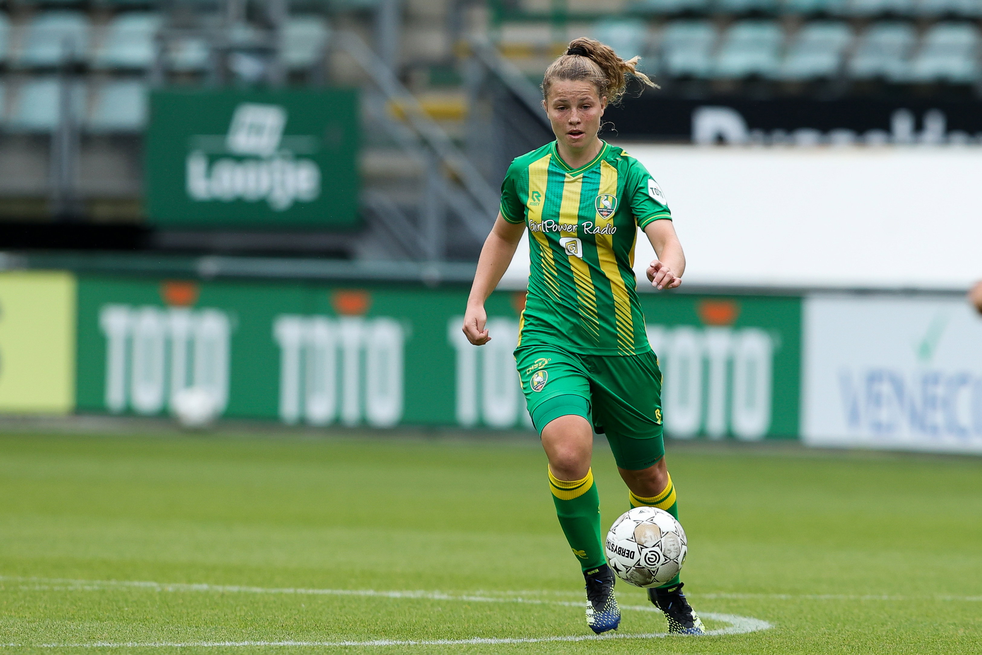 Romy Speelman in het shirt van ADO Den Haag