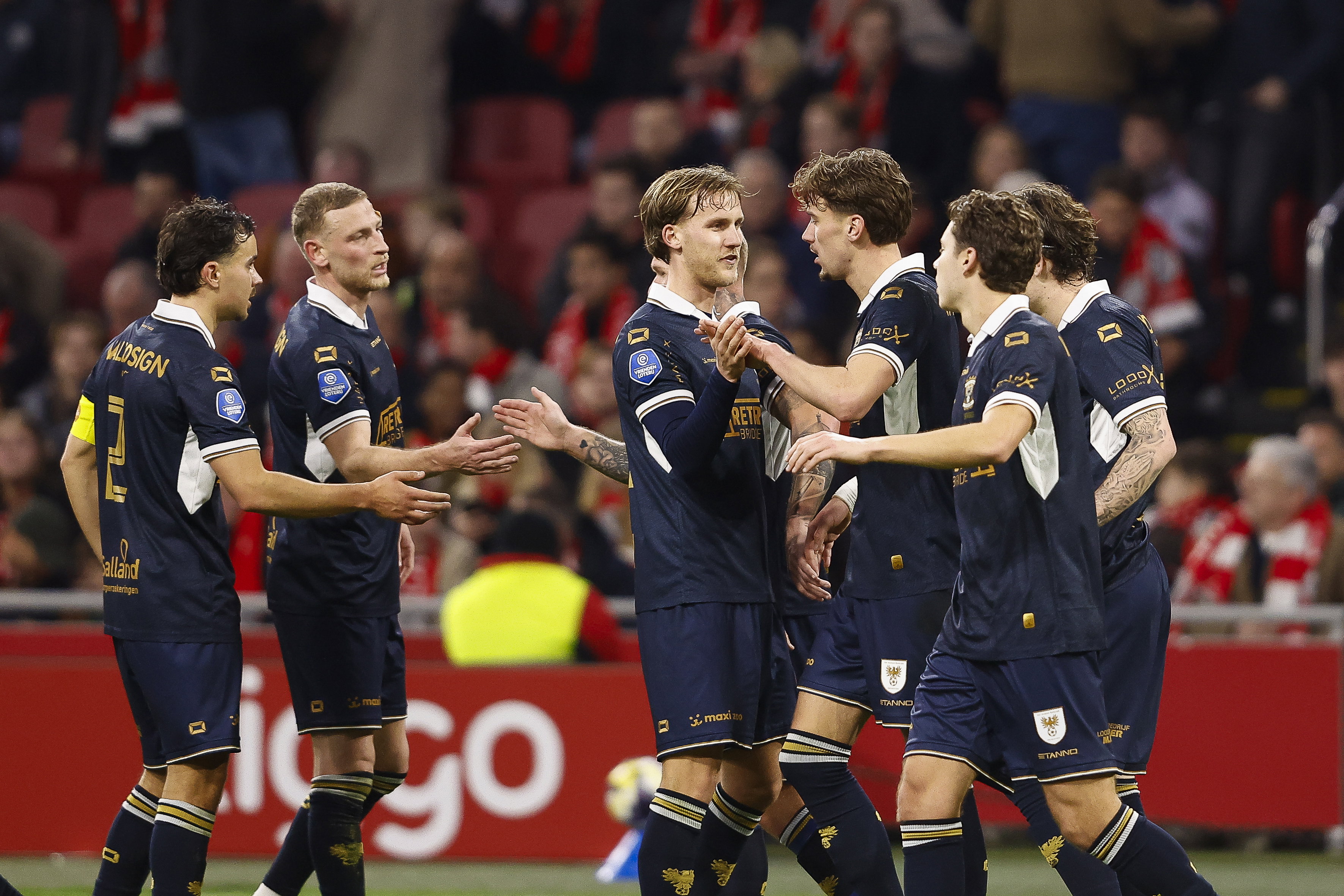 Spelers van Go Ahead vieren een goal van Milan Smit