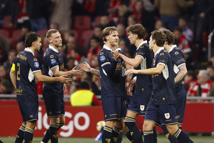 Spelers van Go Ahead vieren een goal van Milan Smit