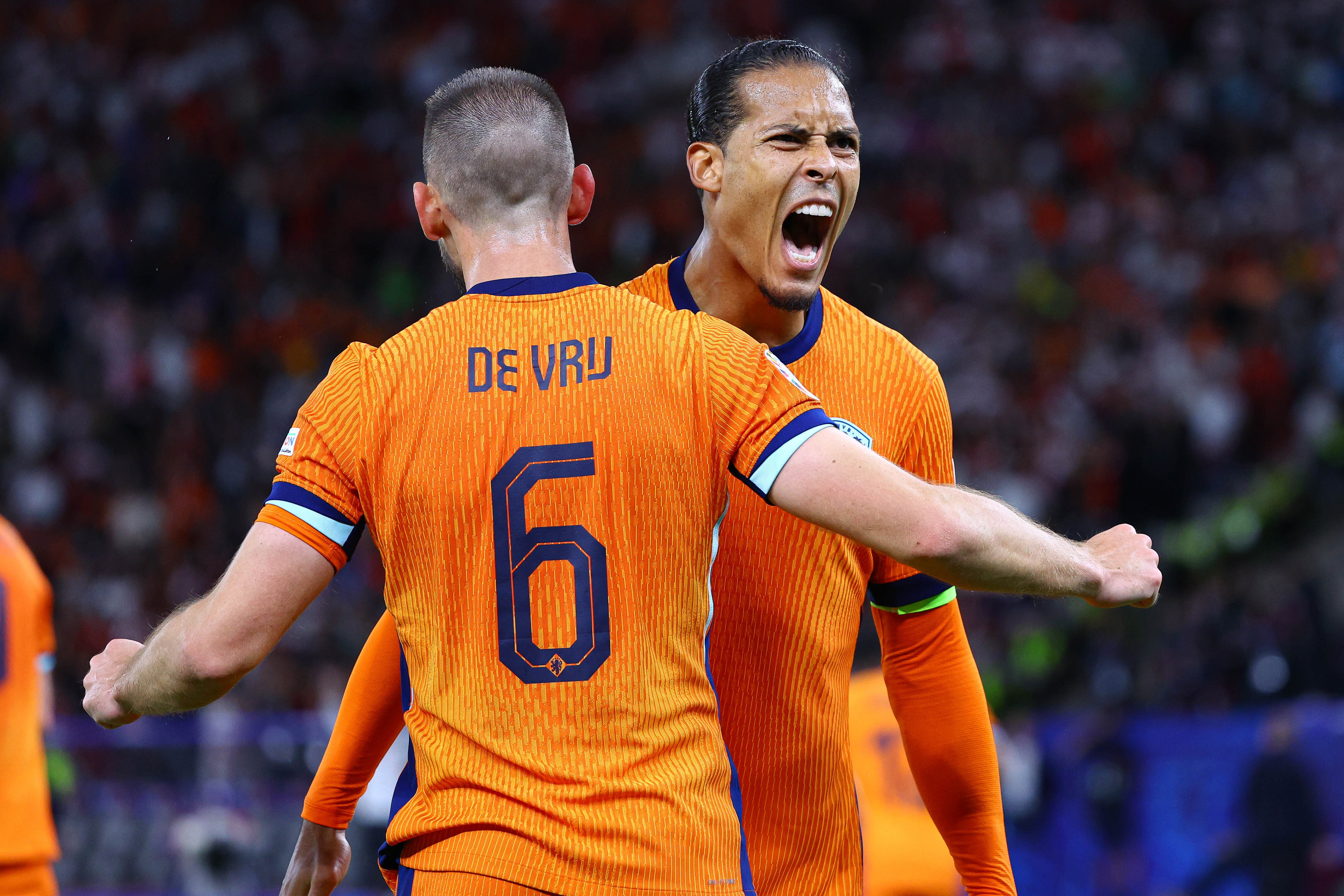 Stefan de Vrij en Virgil van Dijk vieren de zege op Turkije