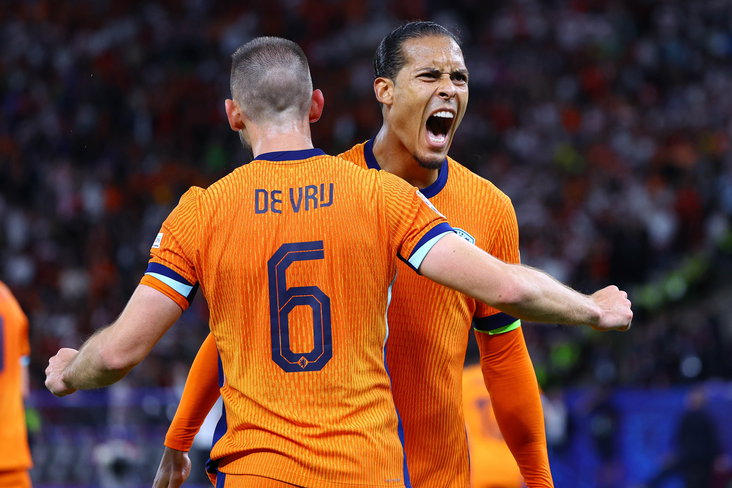 Stefan de Vrij en Virgil van Dijk vieren de zege op Turkije