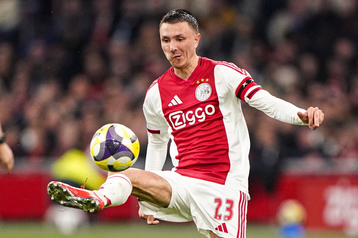 Steven Berghuis neemt de bal aan