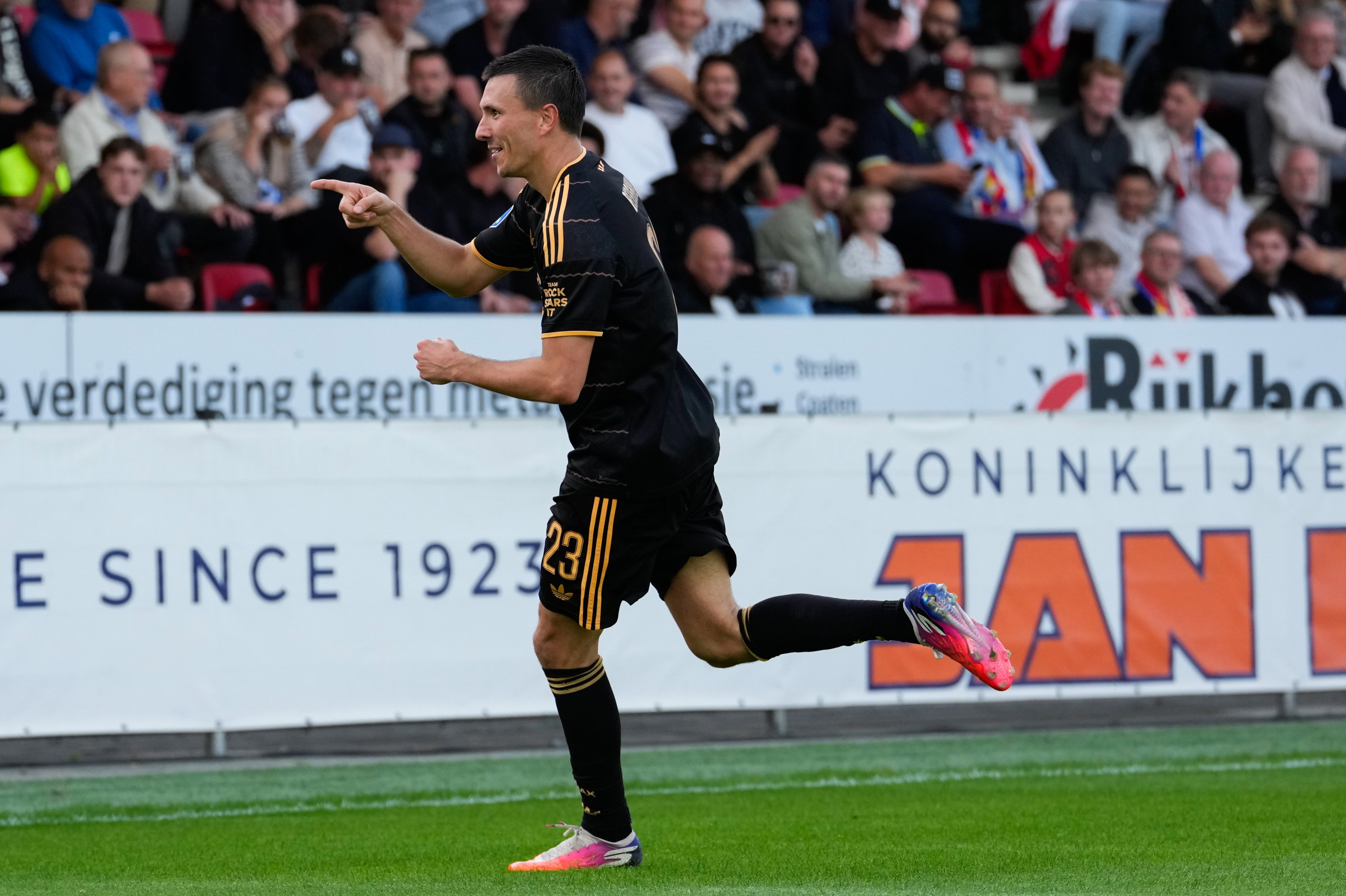 Steven Berghuis scoort tegen Telstar