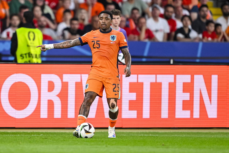 Steven Bergwijn aan de bal