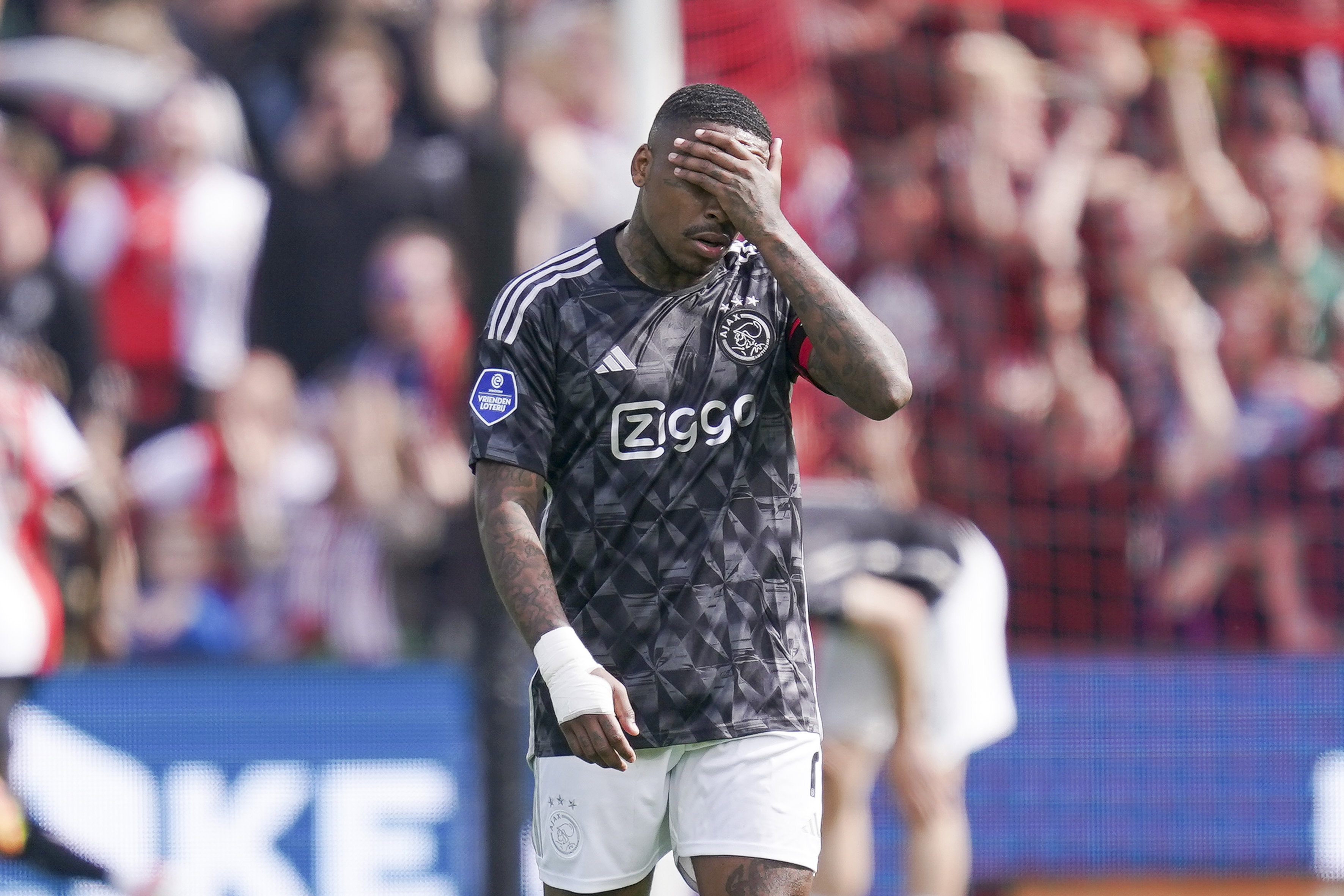 Steven Bergwijn baalt van de ruime nederlaag tegen Feyenoord
