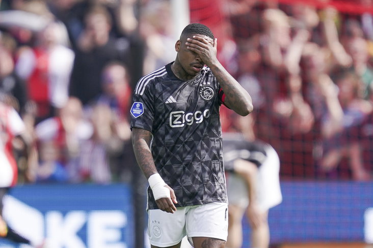 Steven Bergwijn baalt van de ruime nederlaag tegen Feyenoord