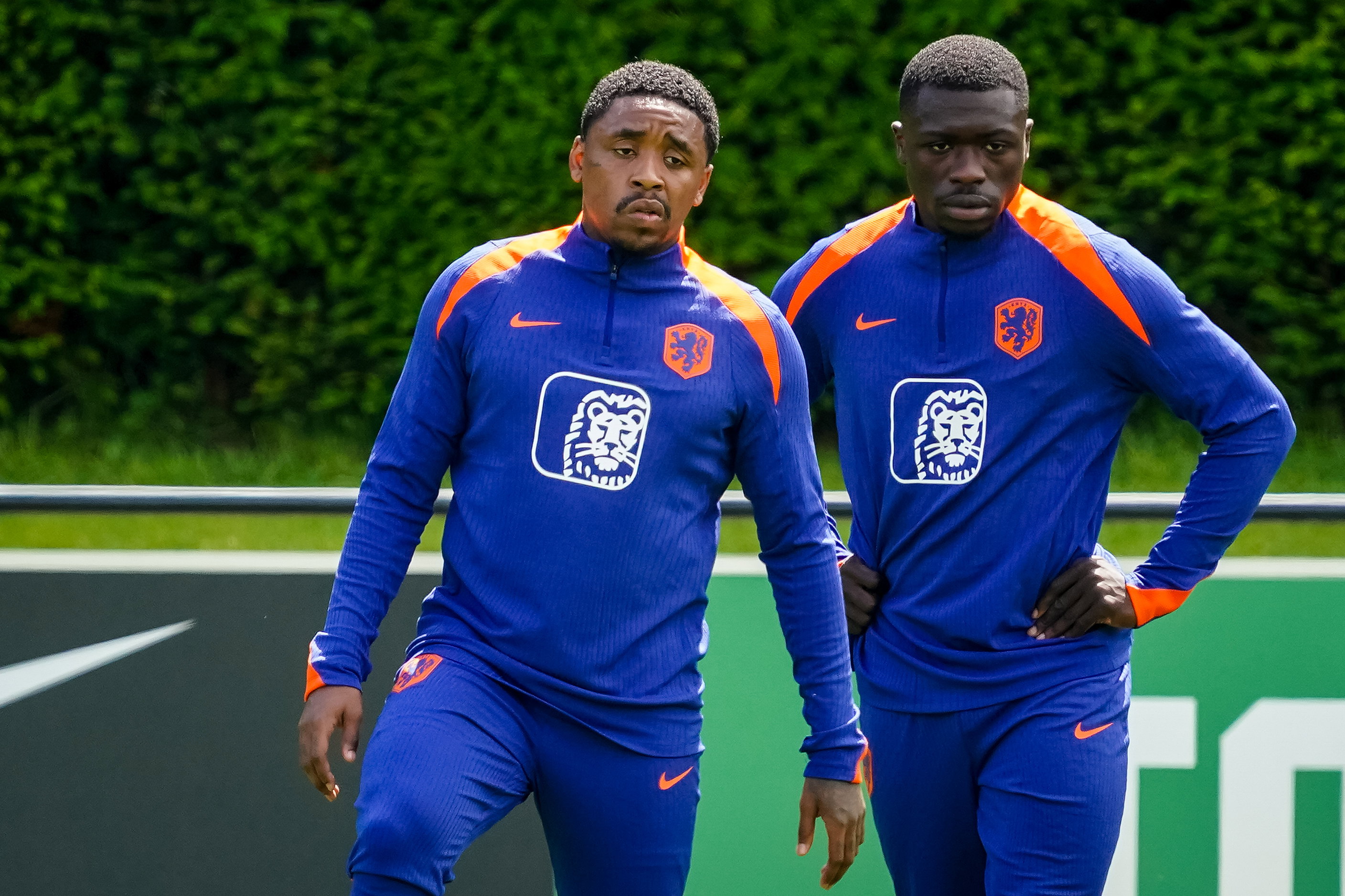 Steven Bergwijn en Brian Brobbey op de training van Oranje
