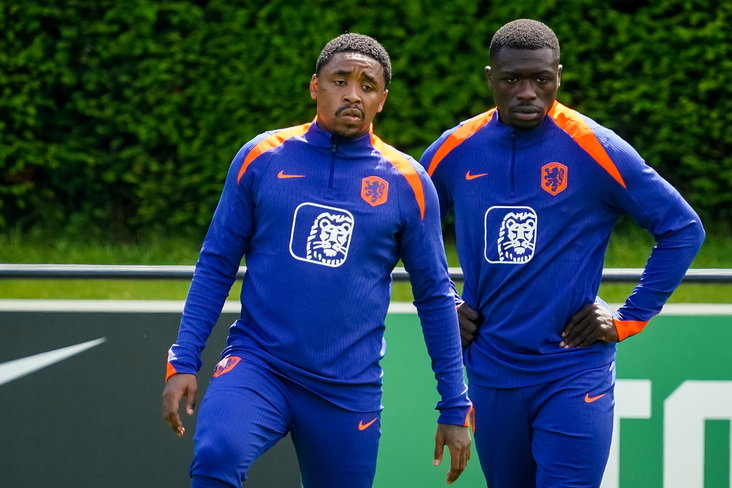 Steven Bergwijn en Brian Brobbey op de training van Oranje