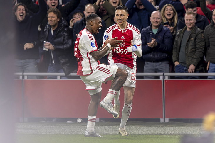 Steven Bergwijn en Steven Berghuis juichen