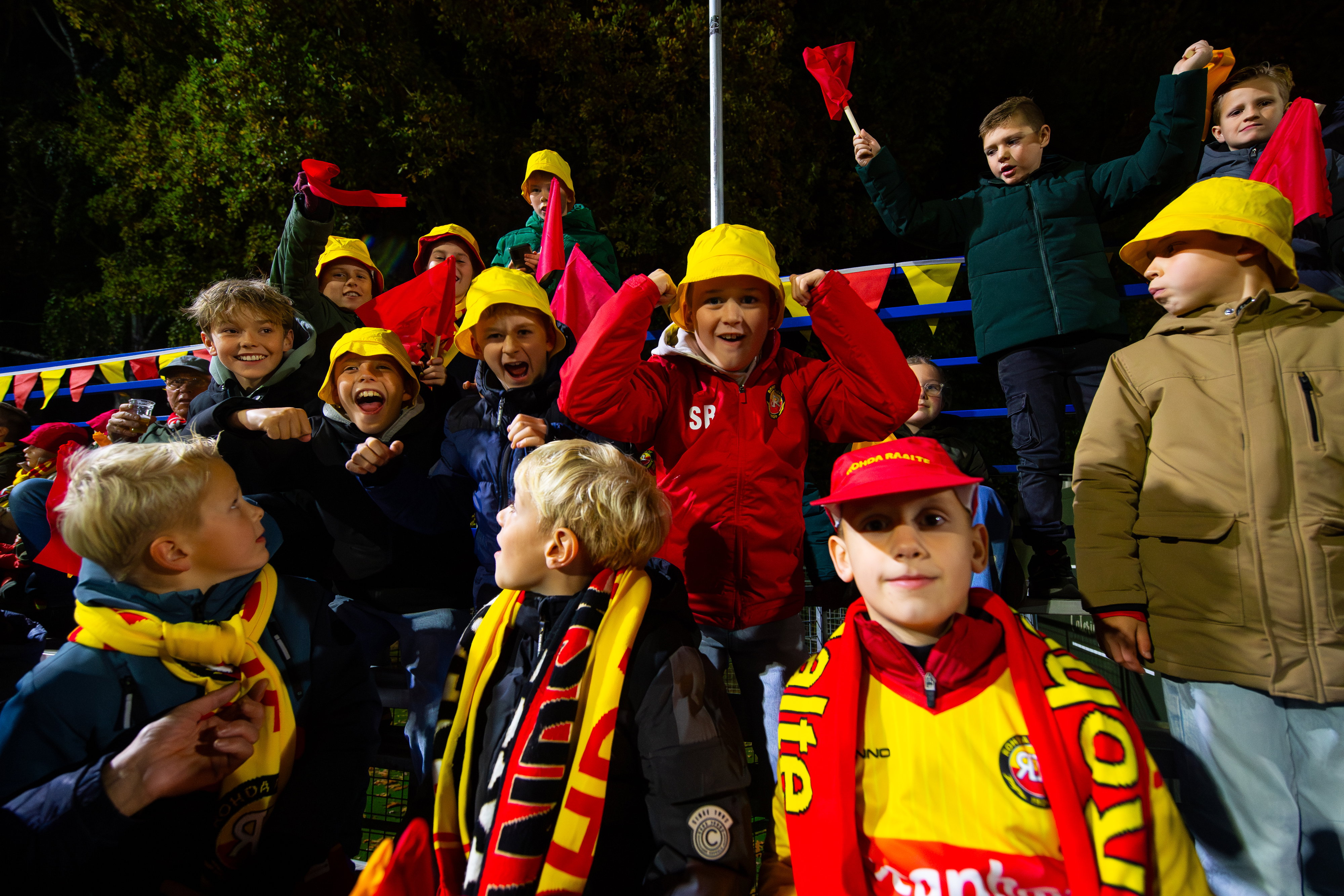 Supporters Rohda Raalte op de tribune