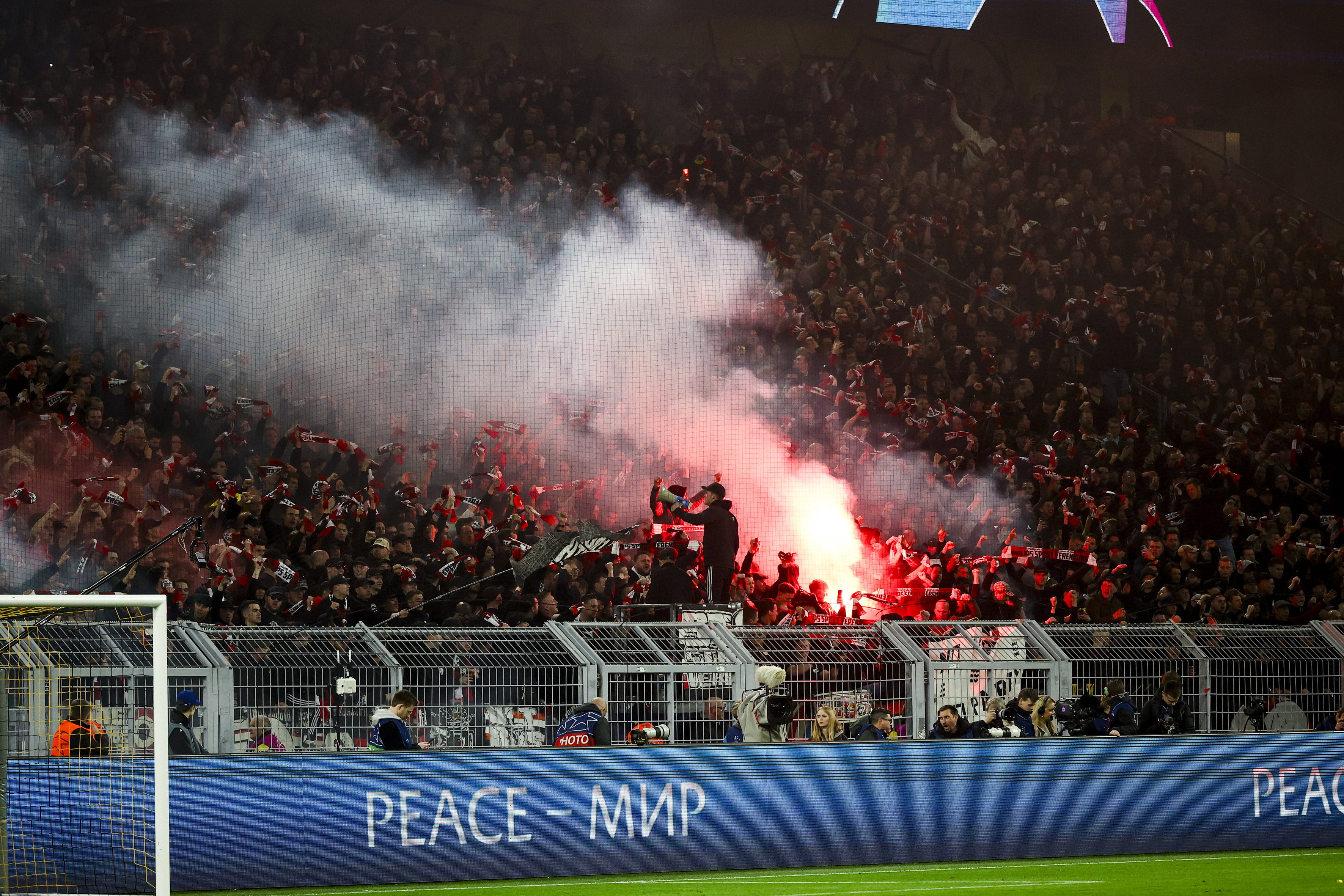 Supporters van PSV in het Signal Iduna Park