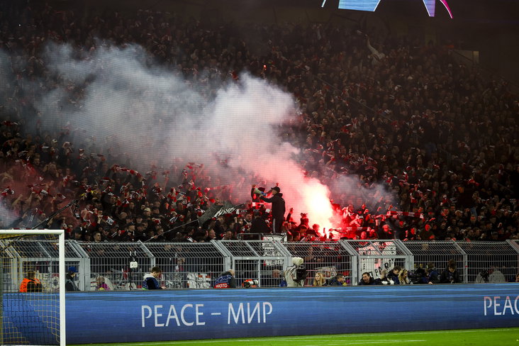 Supporters van PSV in het Signal Iduna Park
