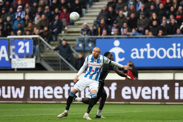 Sven van Beek in duel met Brian Brobbey