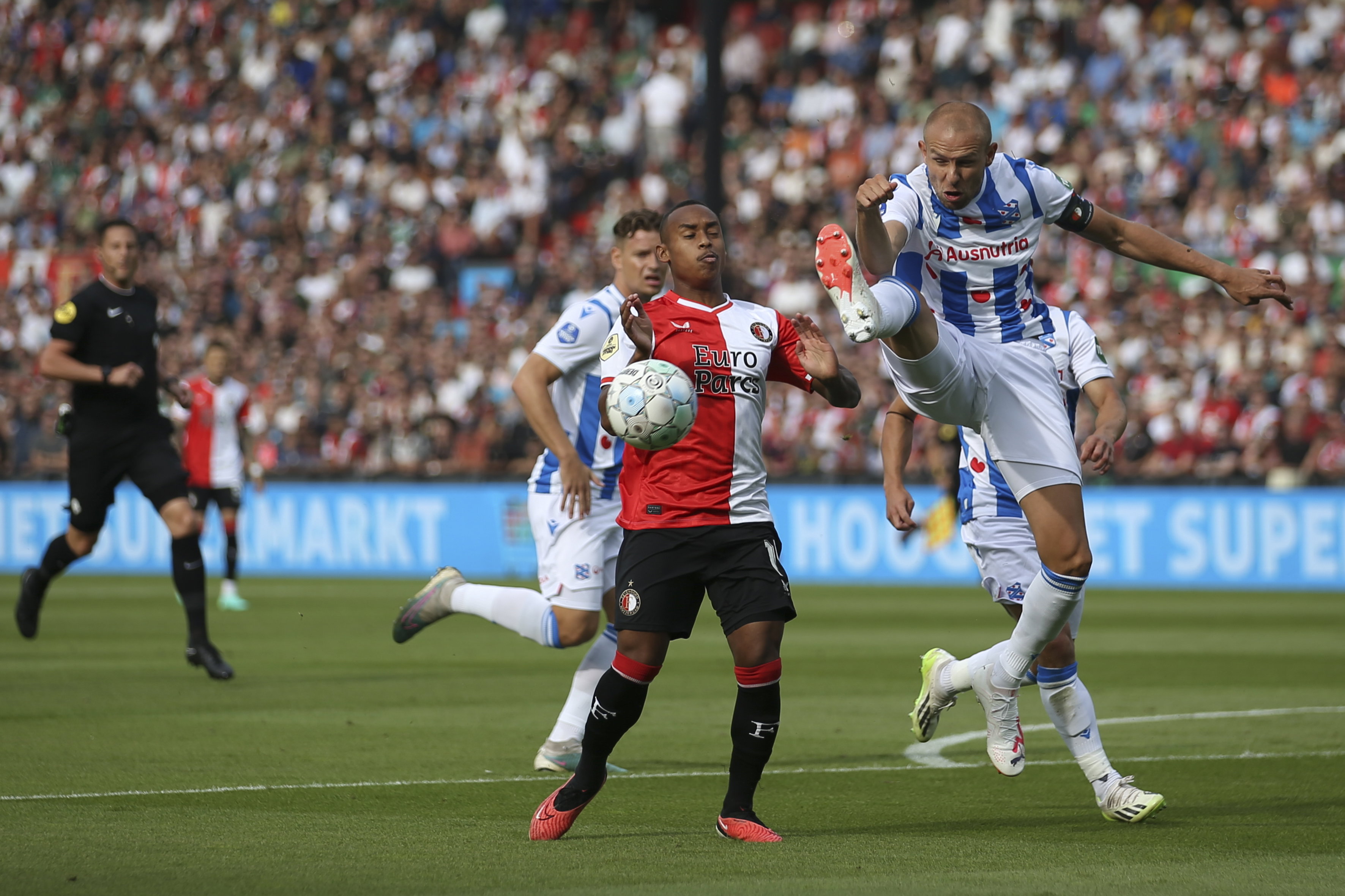 Sven van Beek in duel