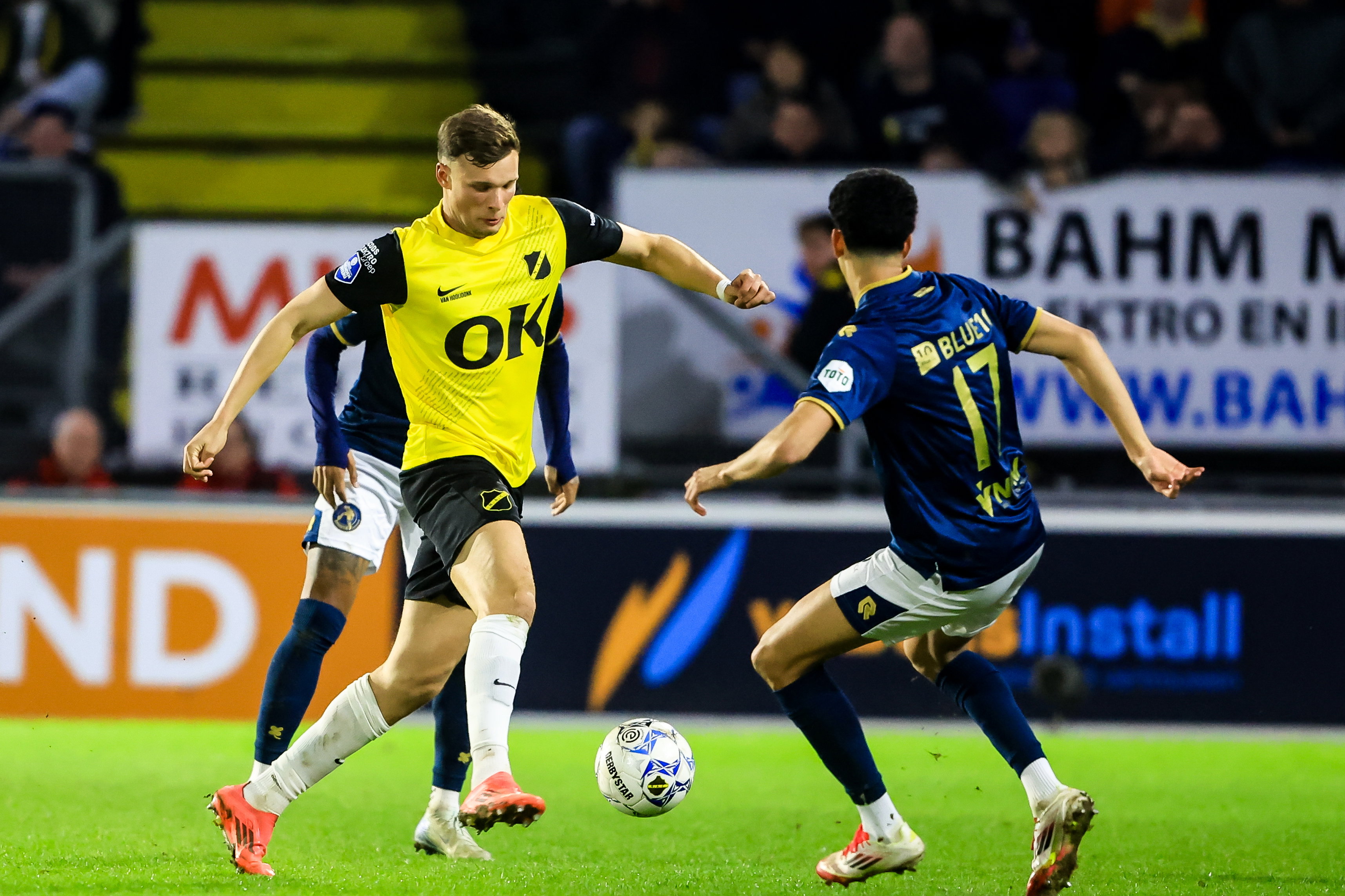 Sydney van Hooijdonk in het duel met Sparta