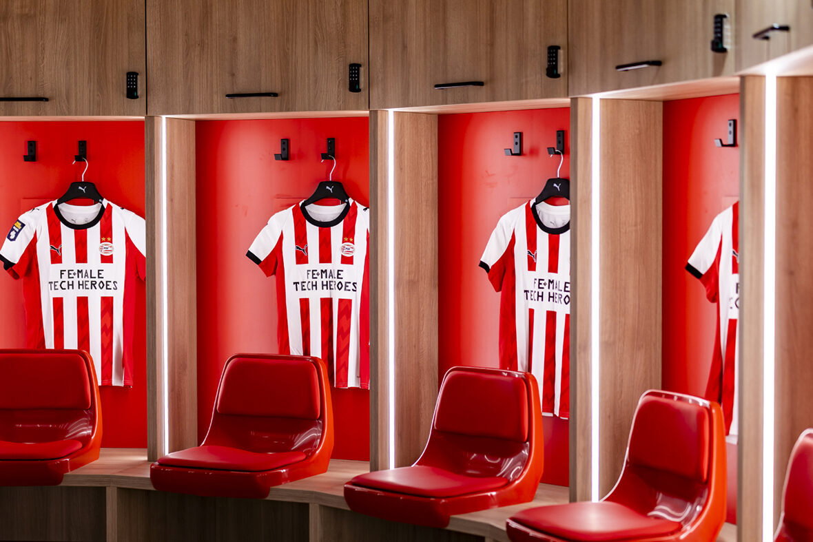 De kleedkamer van PSV Vrouwen in TenCate Stadion De Herdgang