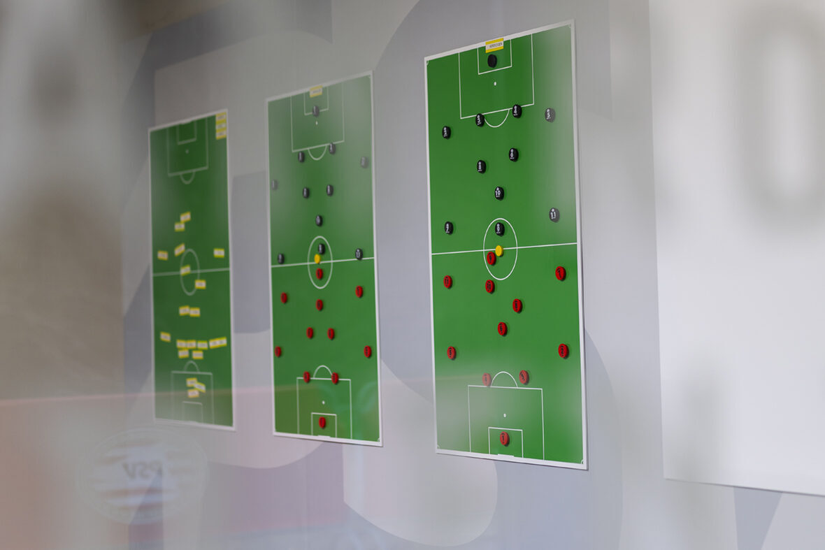 De trainerskamer van PSV Vrouwen in TenCate Stadion De Herdgang