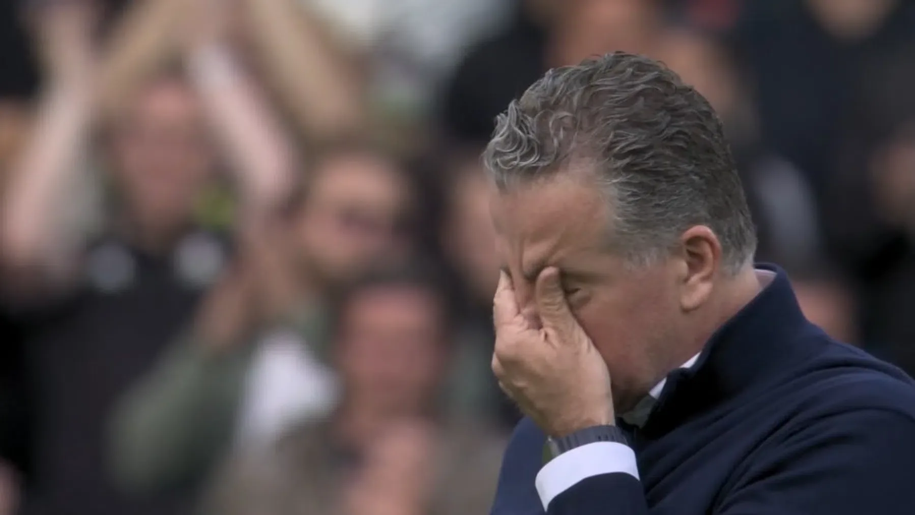 Te Kloese moet huilen na afscheid in Kuip
