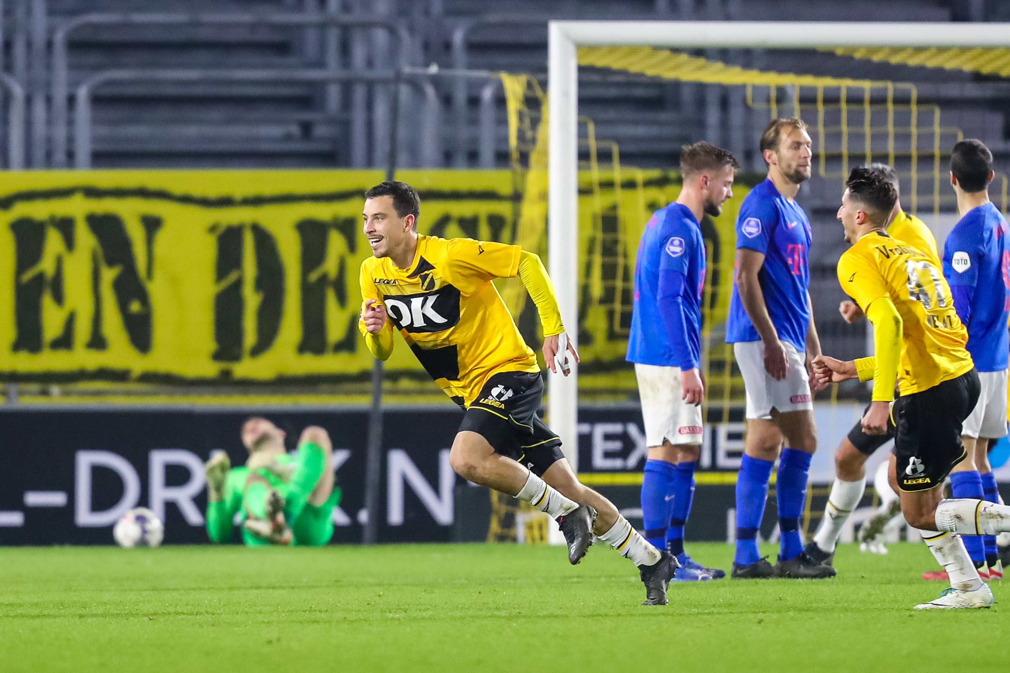 Thom Haye in het duel met FC Utrecht