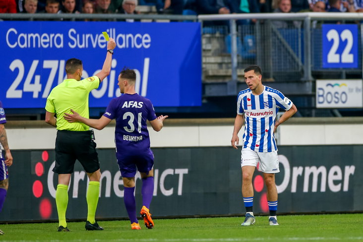 Thom Haye krijgt een gele kaart van Jeroen Manschot