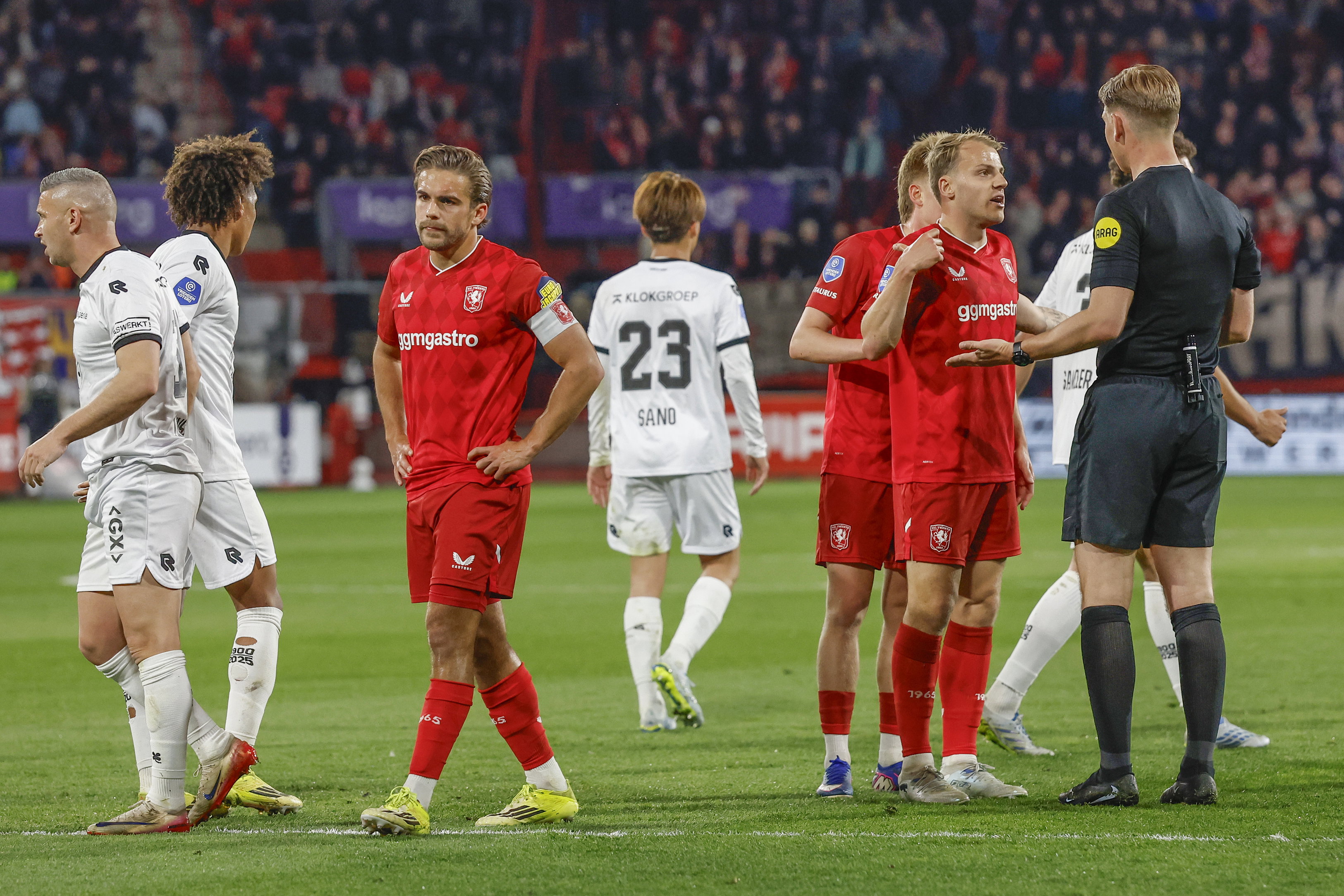 Thomas van den Belt praat met Joey Kooij