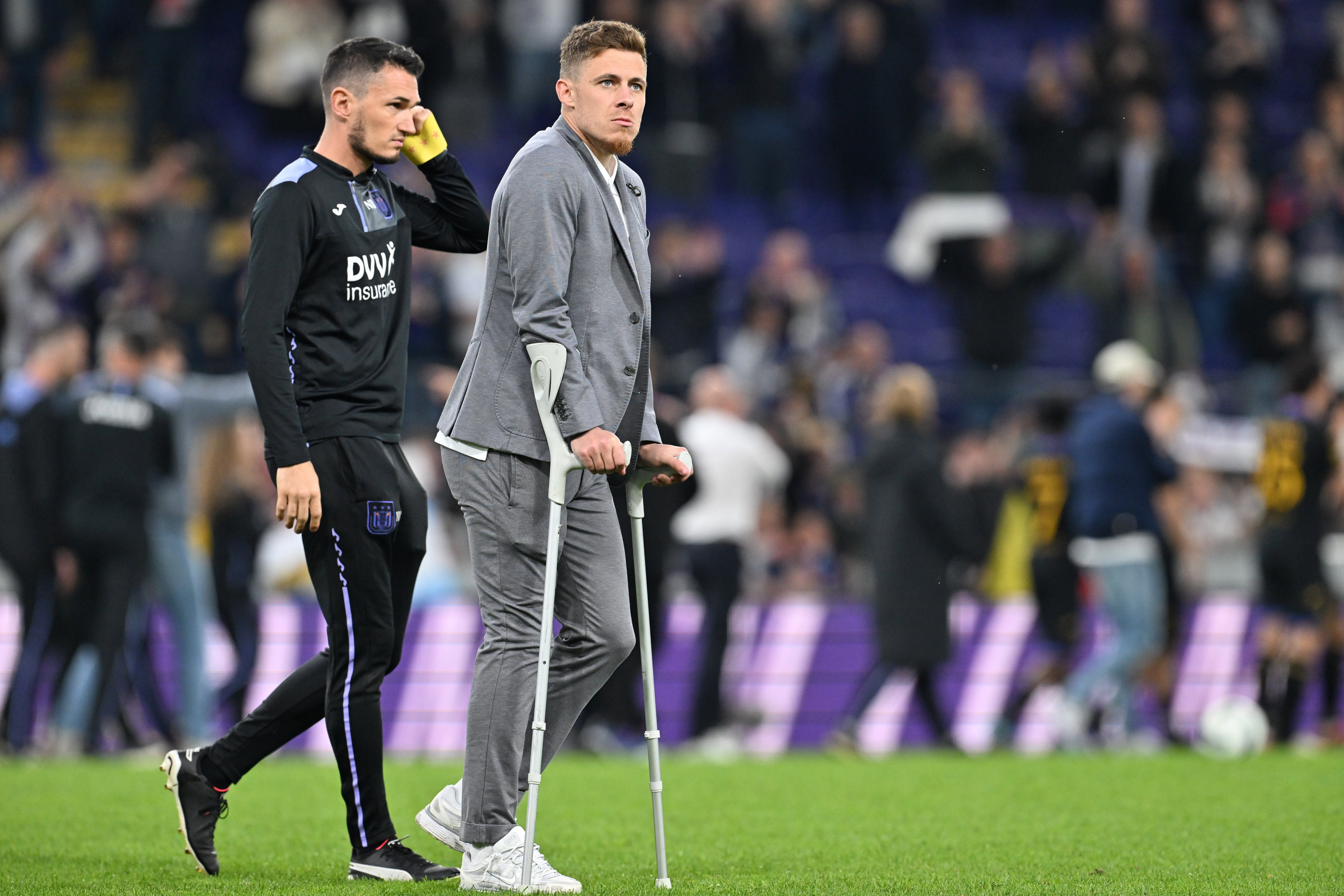 Thorgan Hazard op krukken