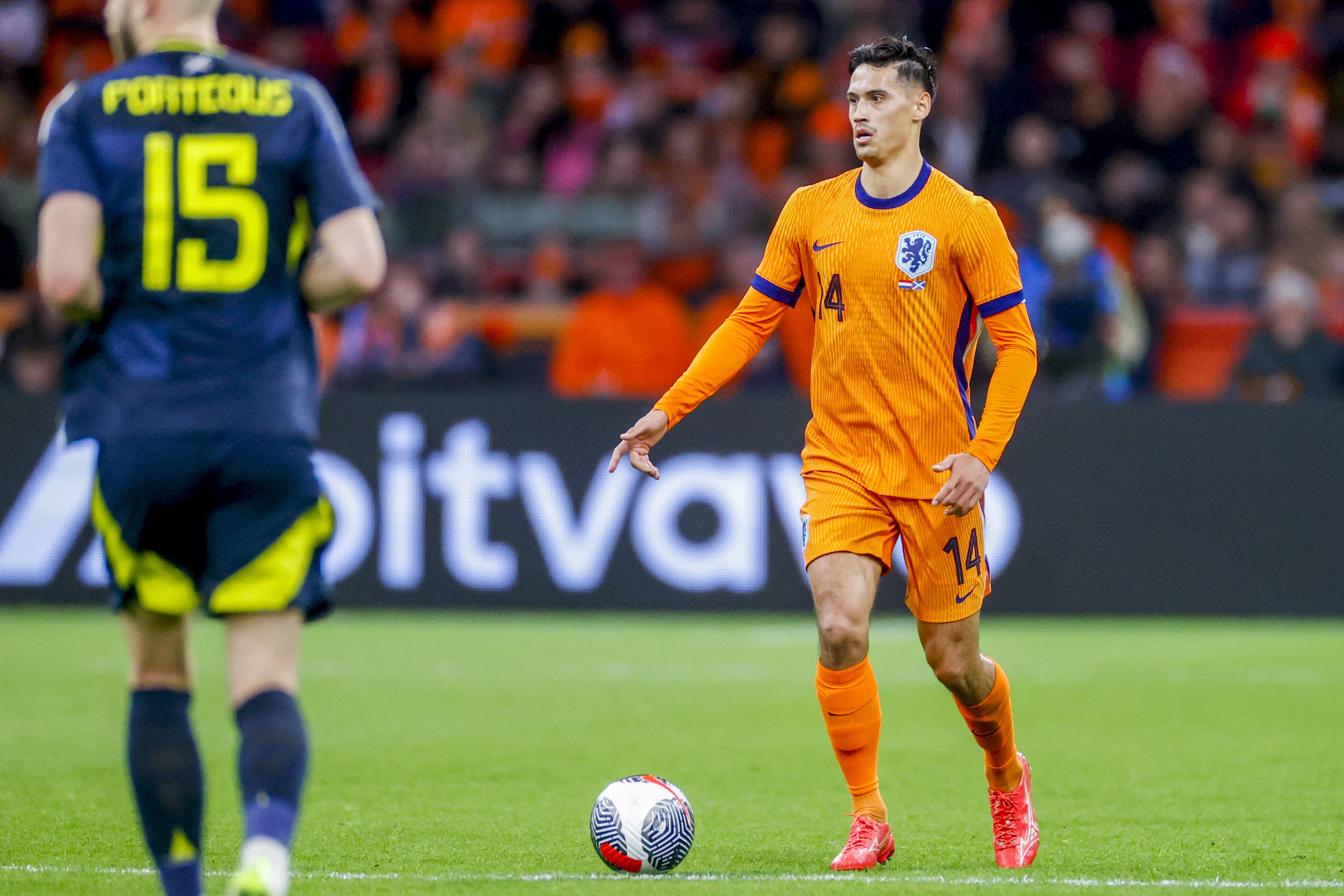 Tijani Reijnders aan de bal