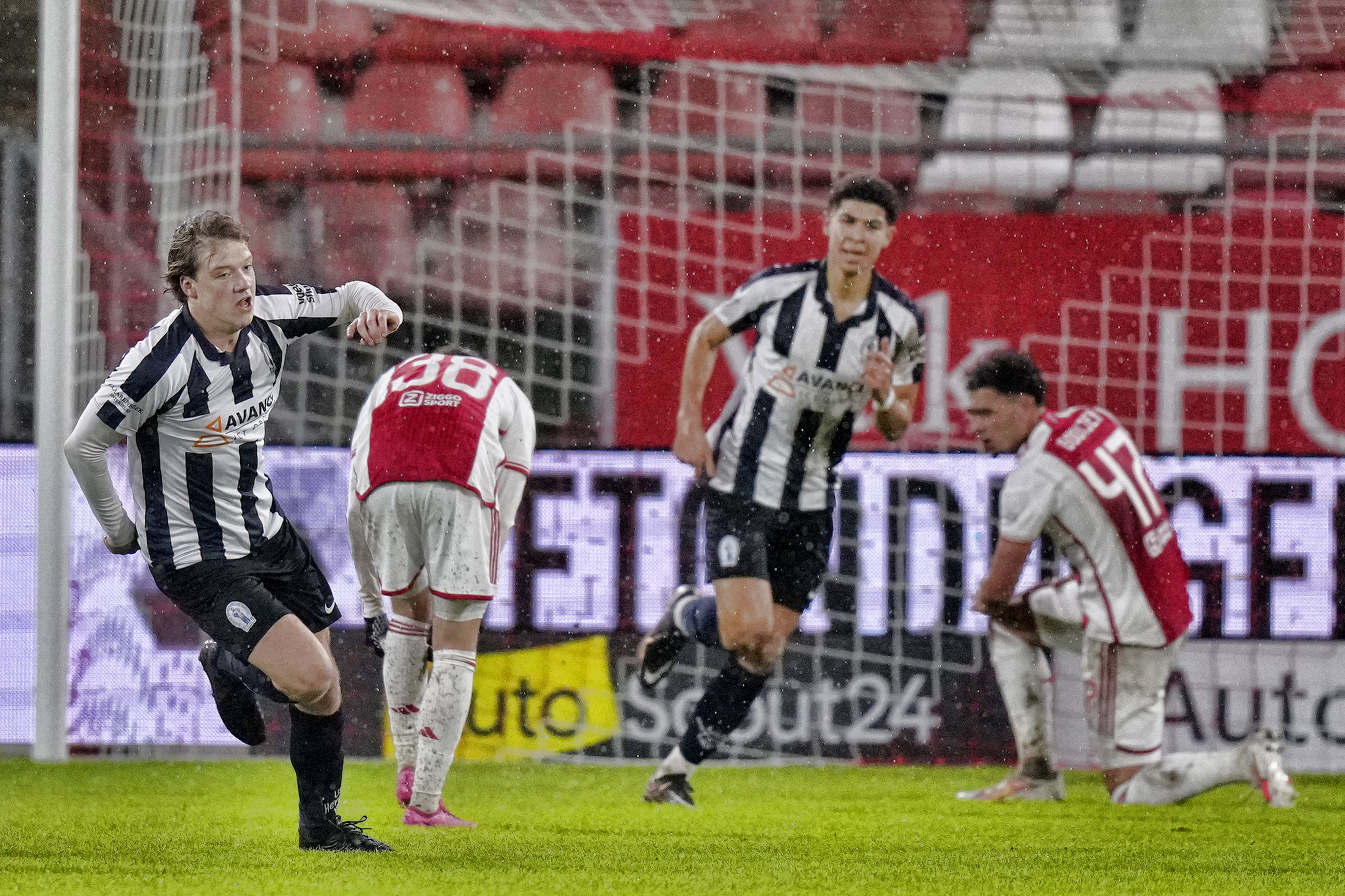 Tim Pieters scoorde twee keer tegen Ajax