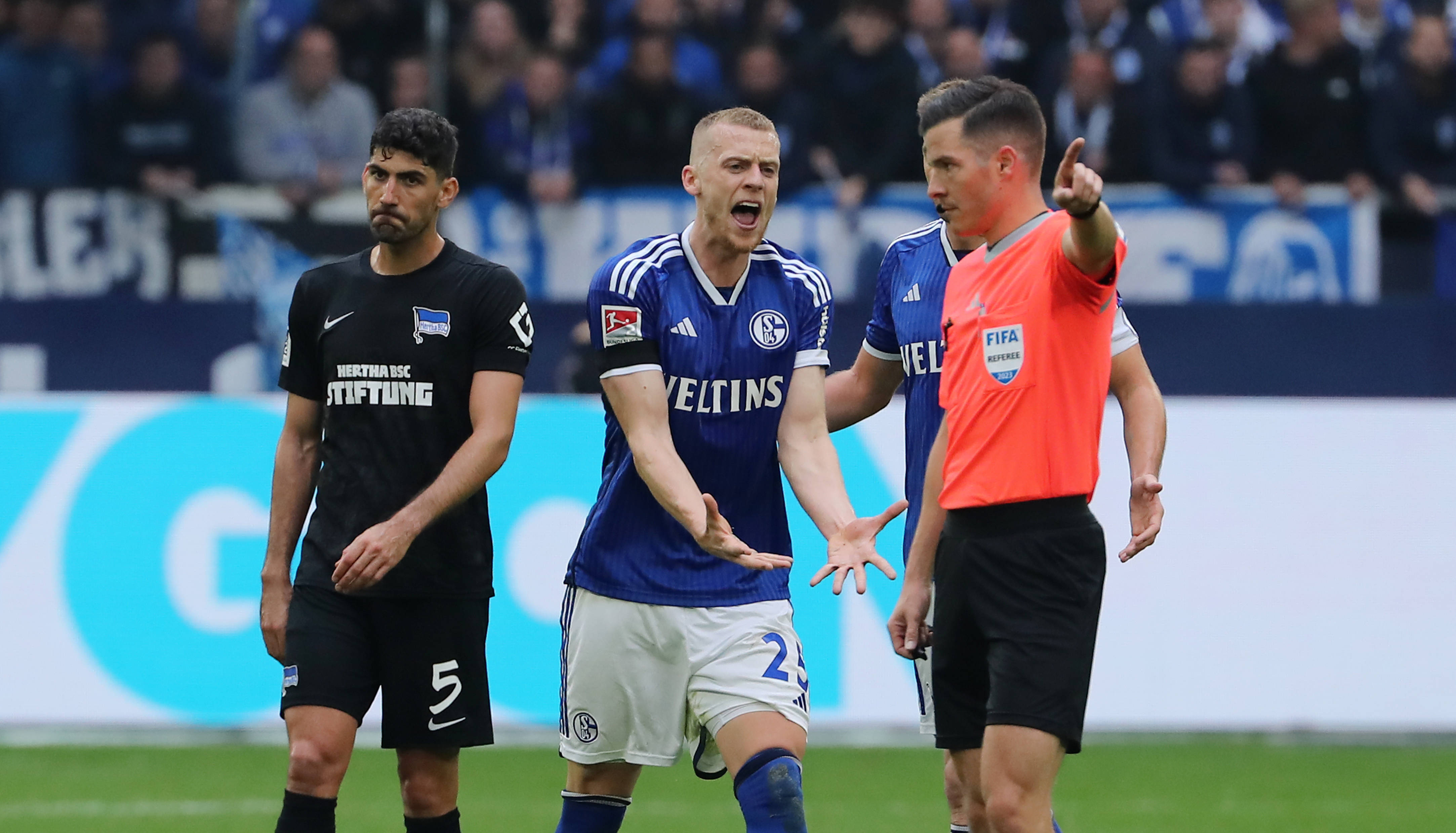 Timo Baumgartl namens Schalke 04