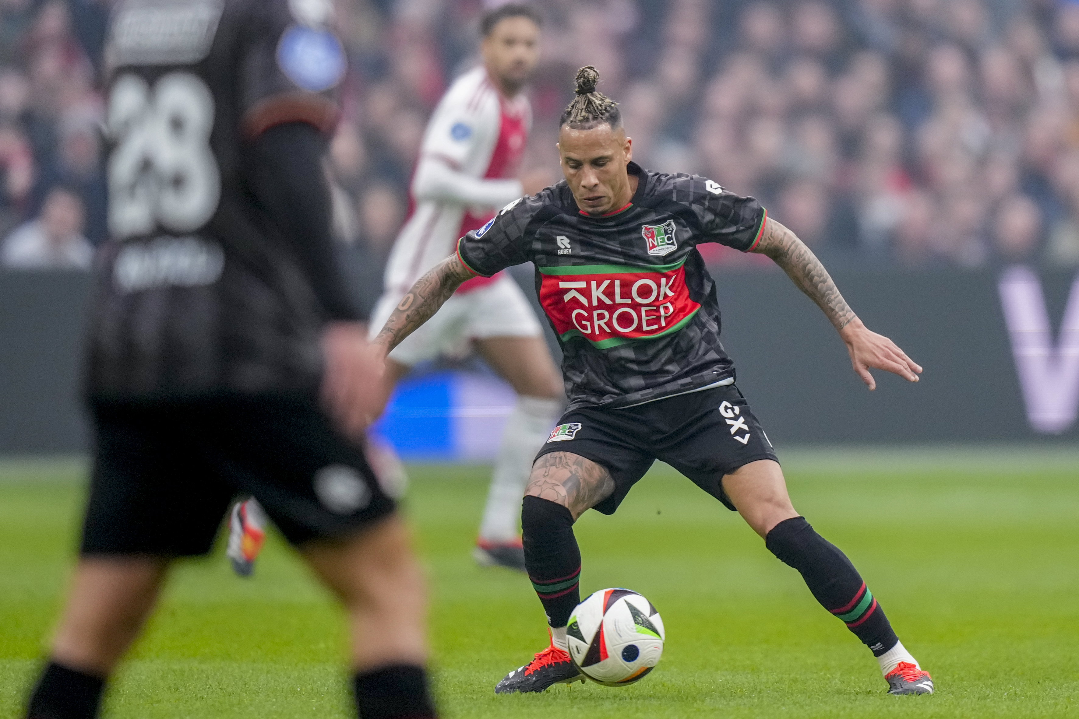 Tjaronn Chery in actie tegen Ajax