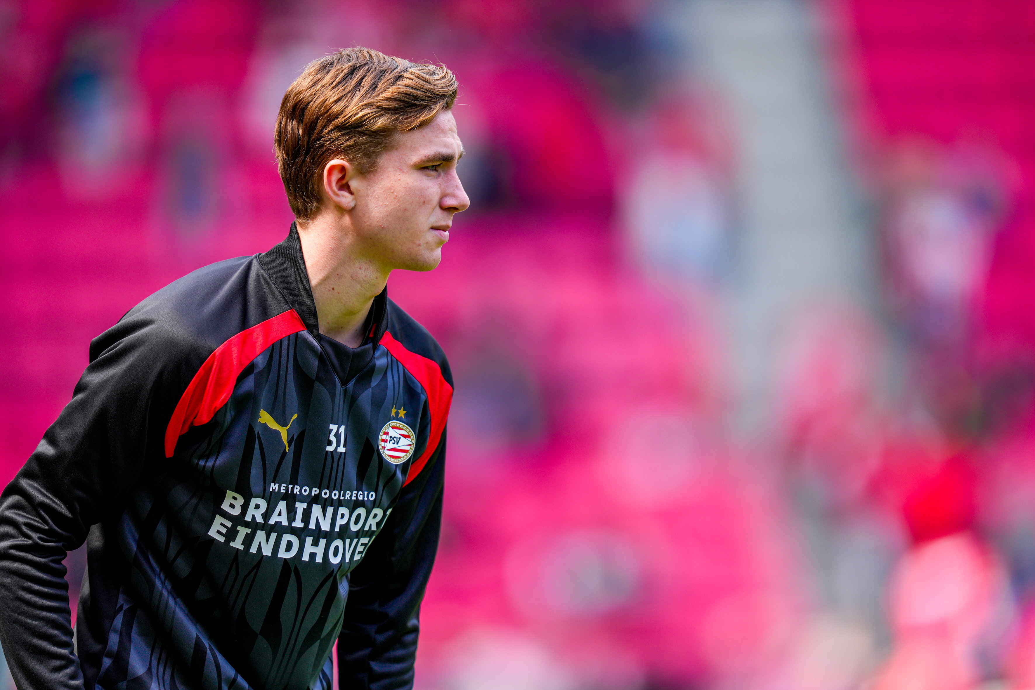 Tygo Land in de warming up van PSV