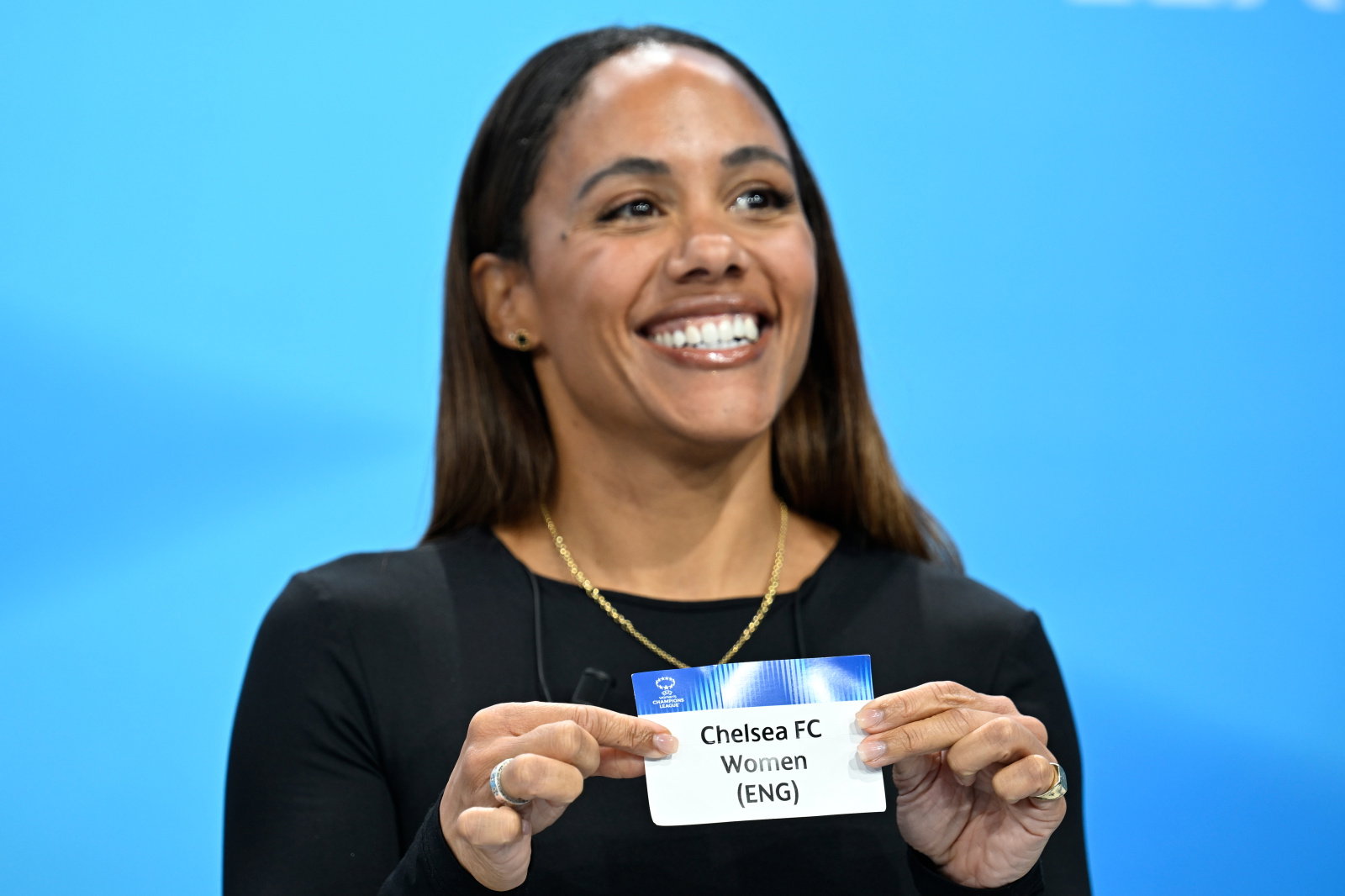 Alex Scott houdt de kaart van Chelsea omhoog bij de loting van de UEFA Women's Champions League