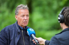 Valentijn Driessen voor de camera van De Telegraaf