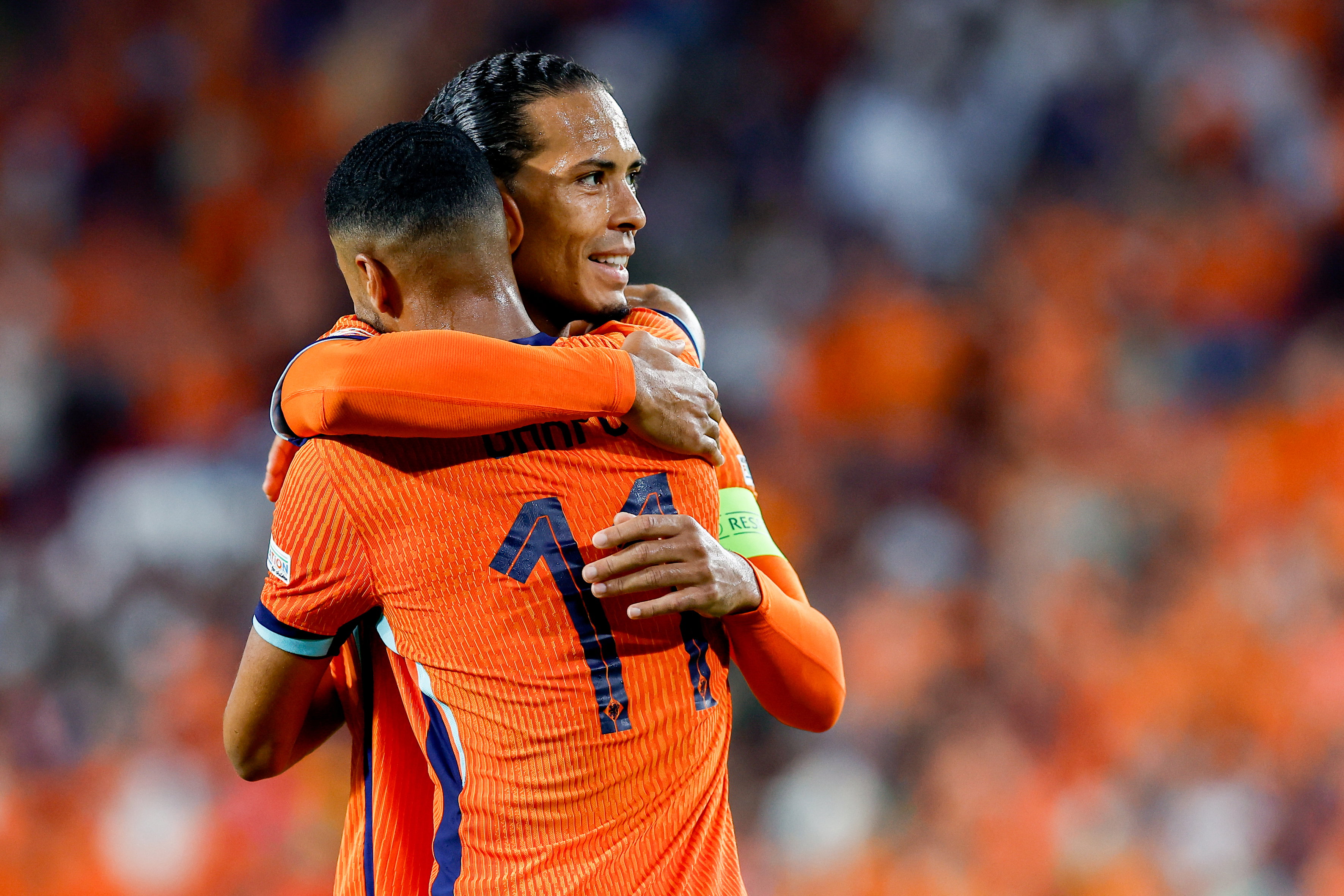 Virgil van Dijk en Cody Gakpo omhelzen elkaar