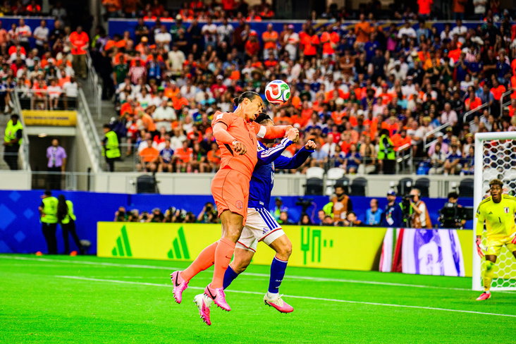 Virgil van Dijk kopt