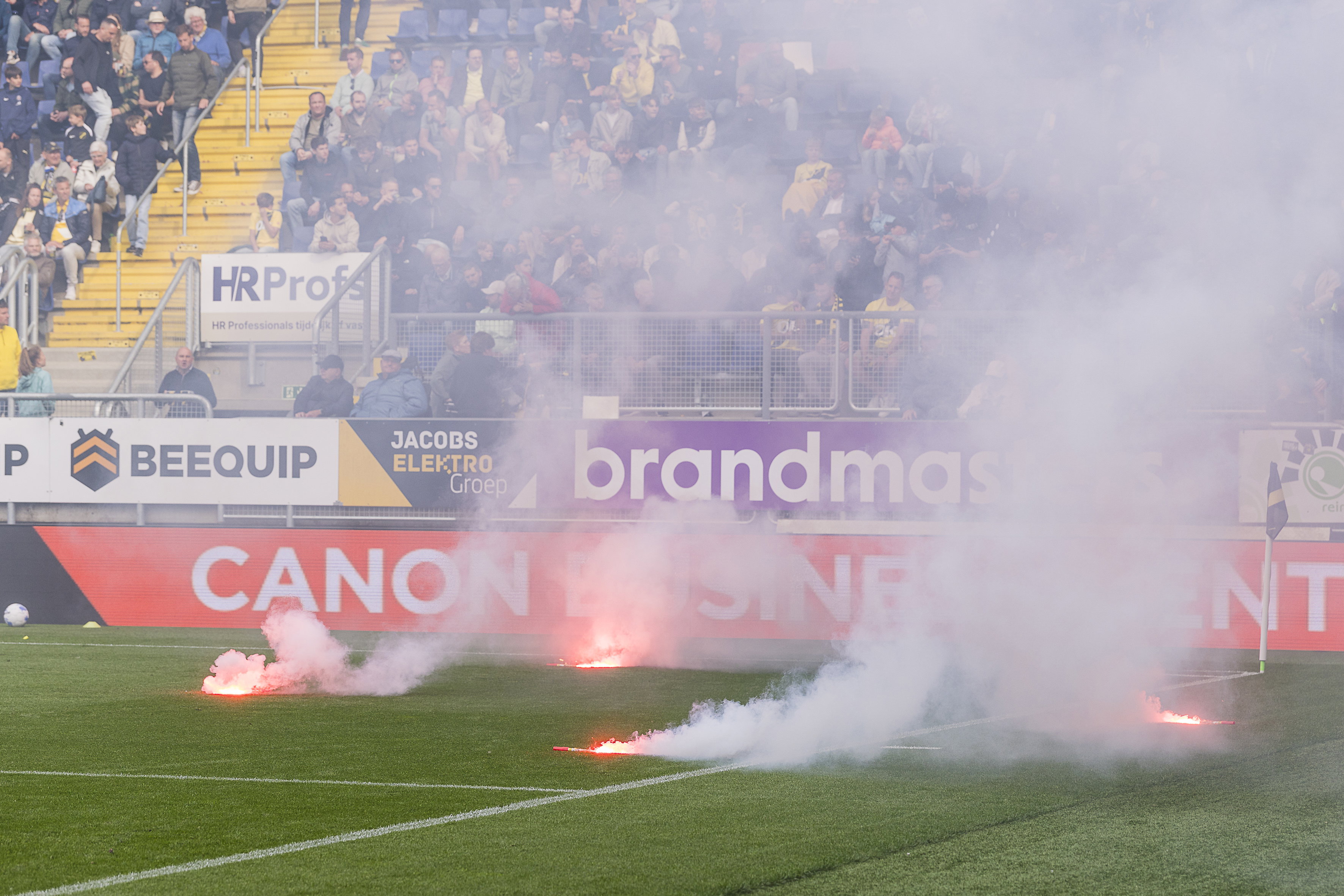 Vuurwerk op het veld bij NAC SC Heerenveen