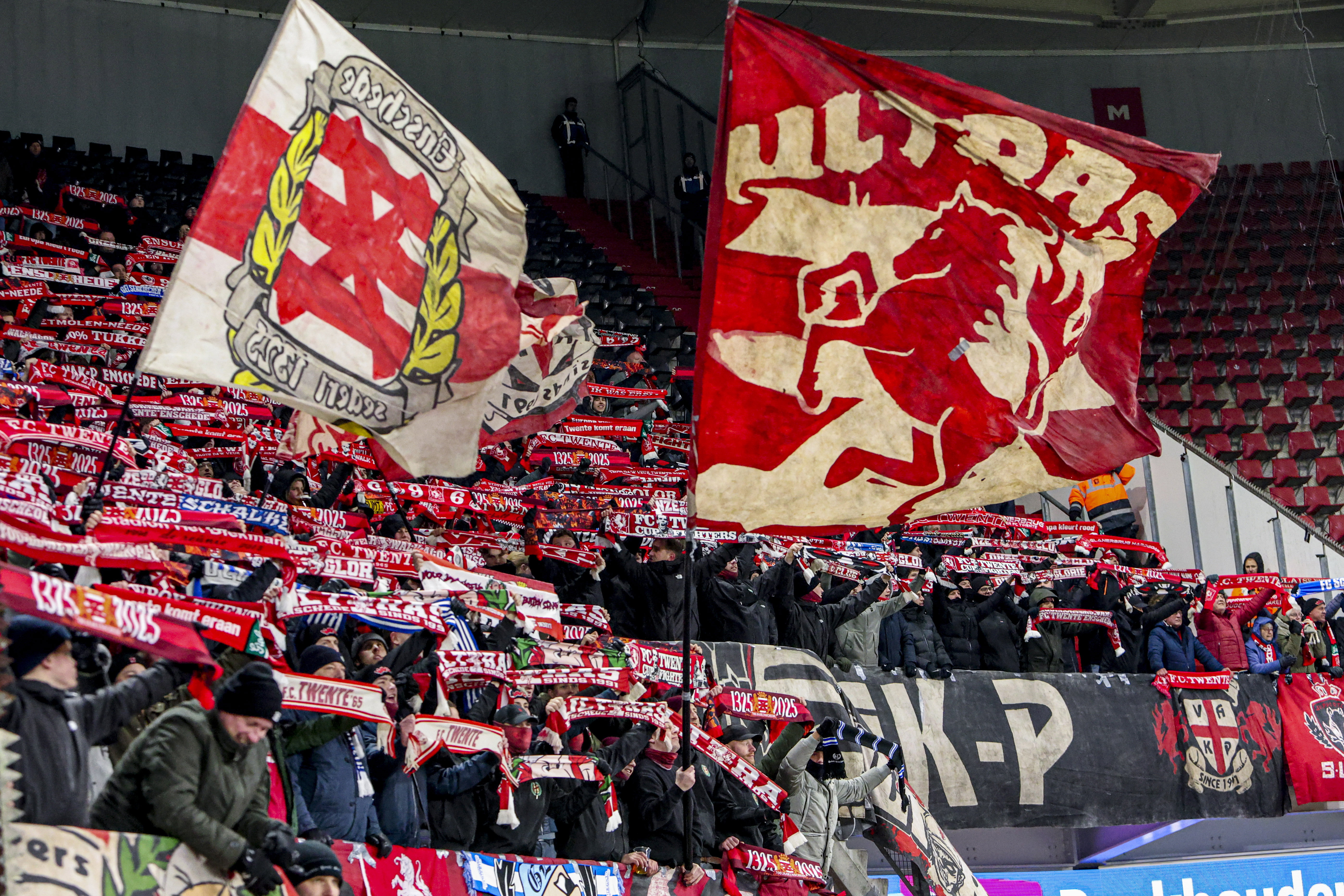 FC Twente-supporters in het uitvak bij AZ