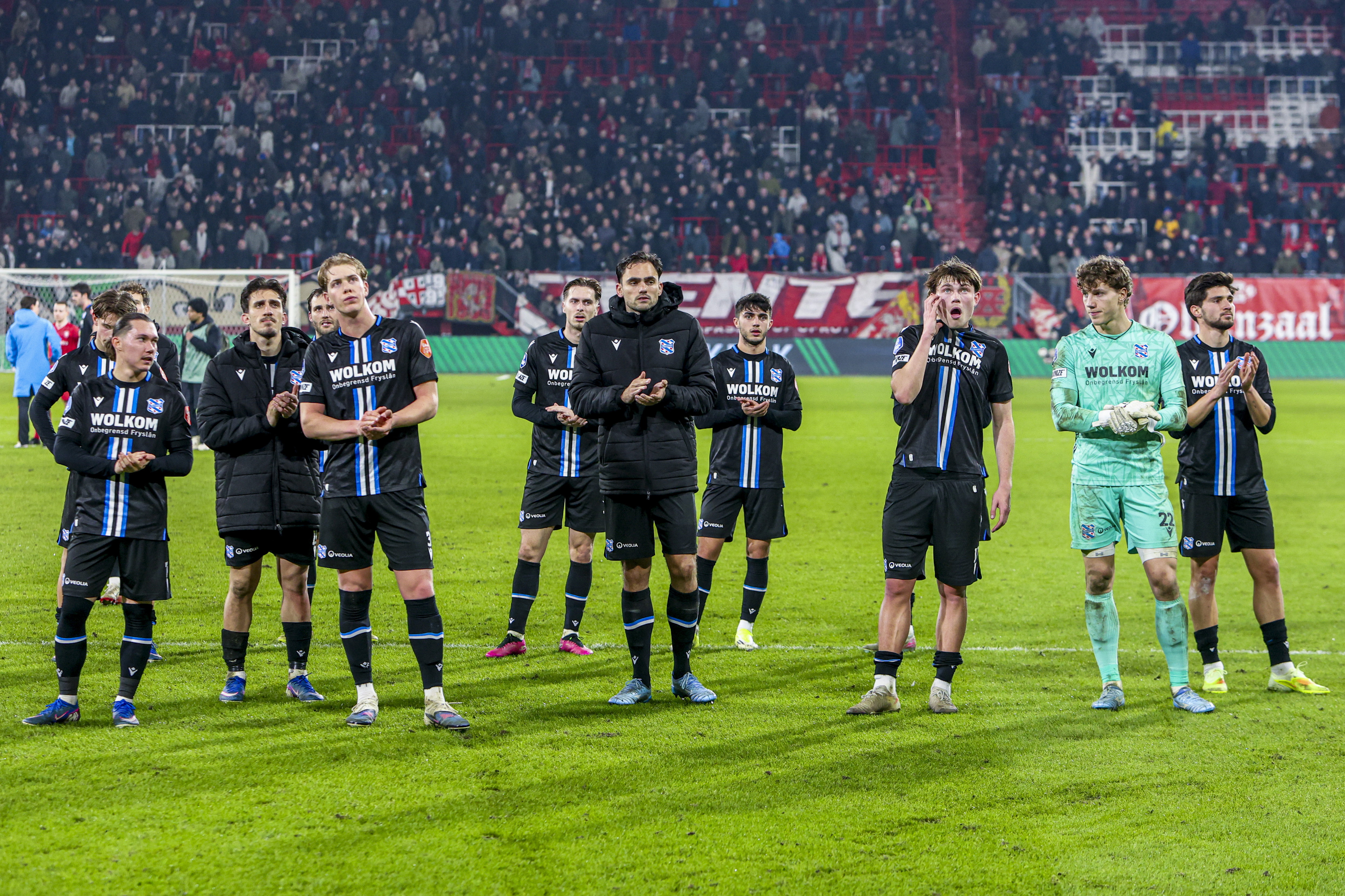 SC Heerenveen-spelers balen na het verlies bij FC Twente